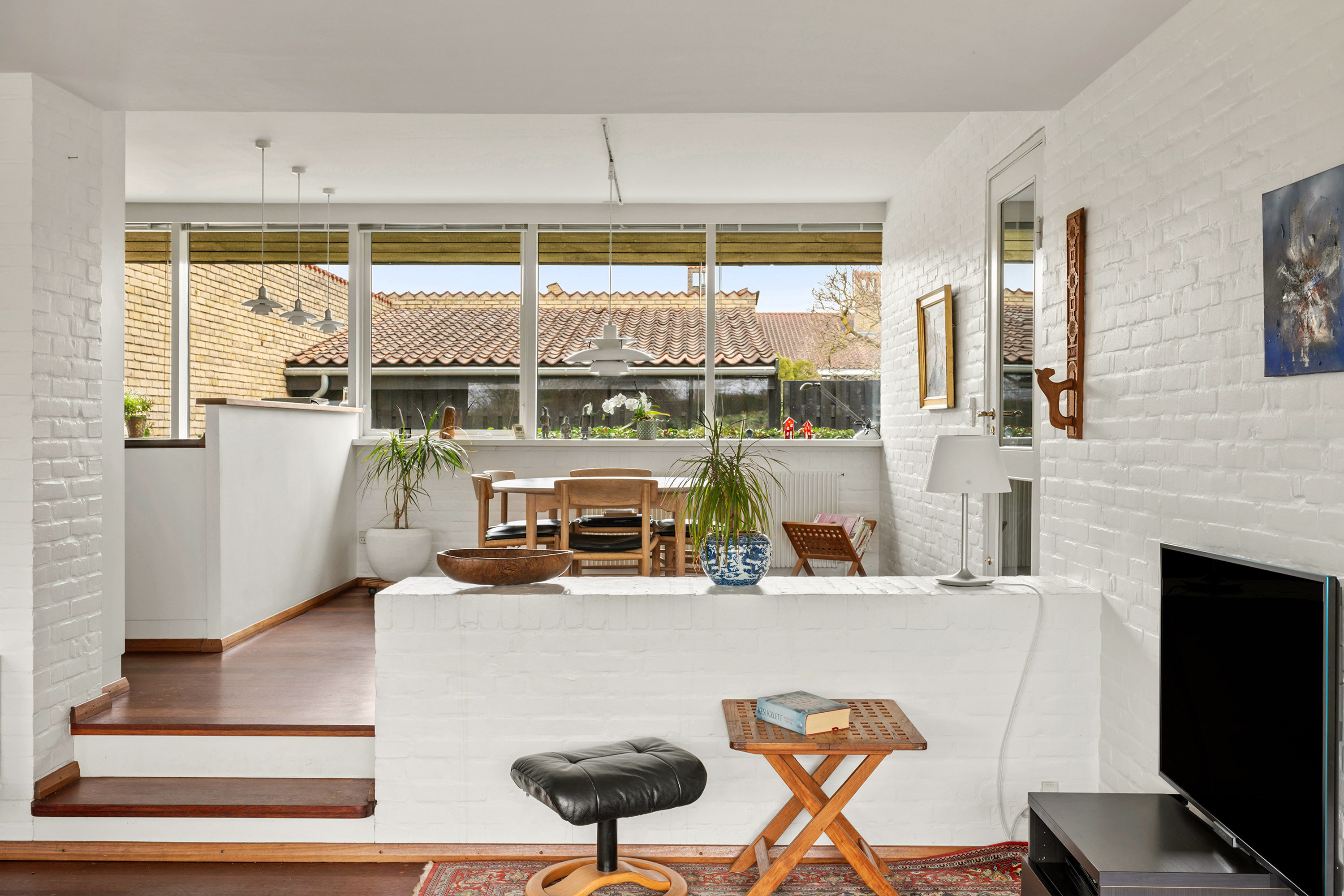 Fremhævet stue billede i fuldskærmstilstand. Billede af Kirstineparken 1, 2970 Hørsholm