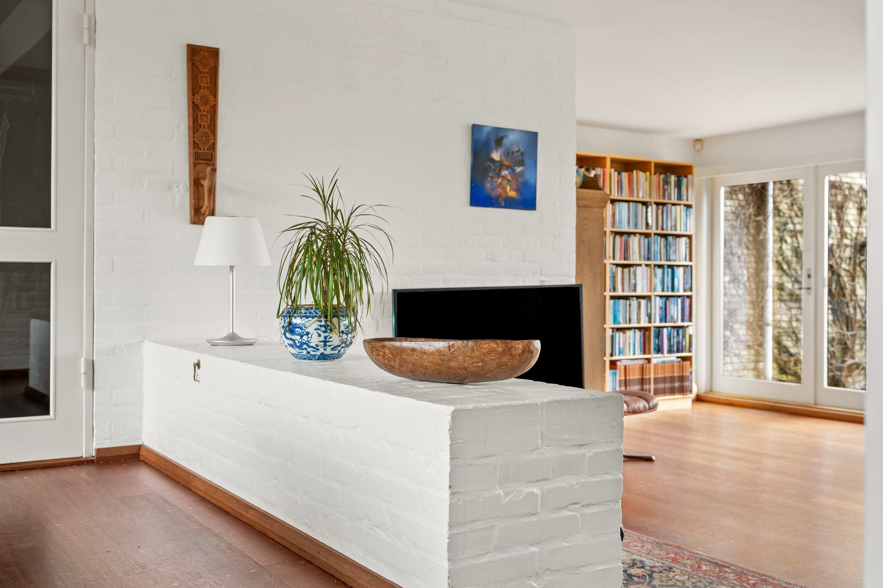 Fremhævet stue billede i fuldskærmstilstand. Billede af Kirstineparken 1, 2970 Hørsholm