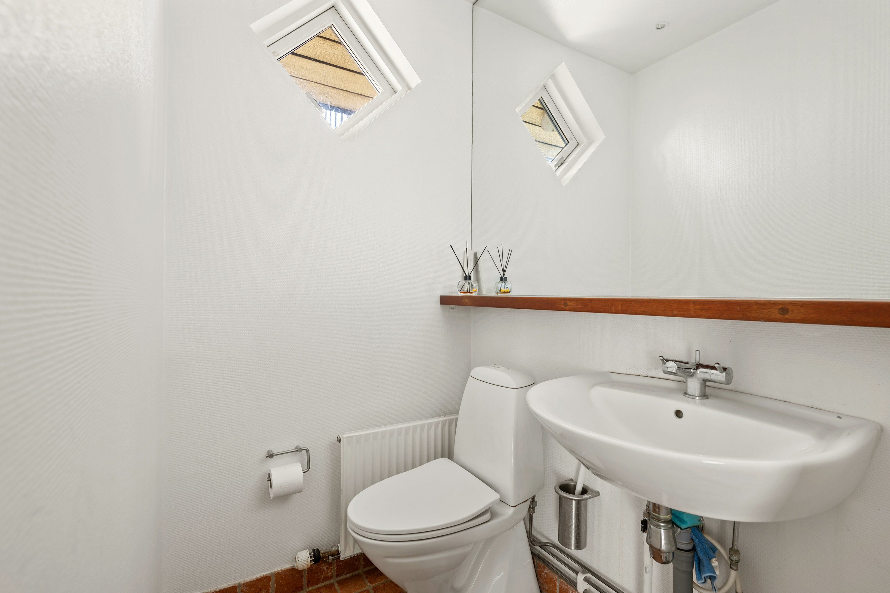 Fremhævet toilet billede i fuldskærmstilstand. Billede af Kirstineparken 1, 2970 Hørsholm