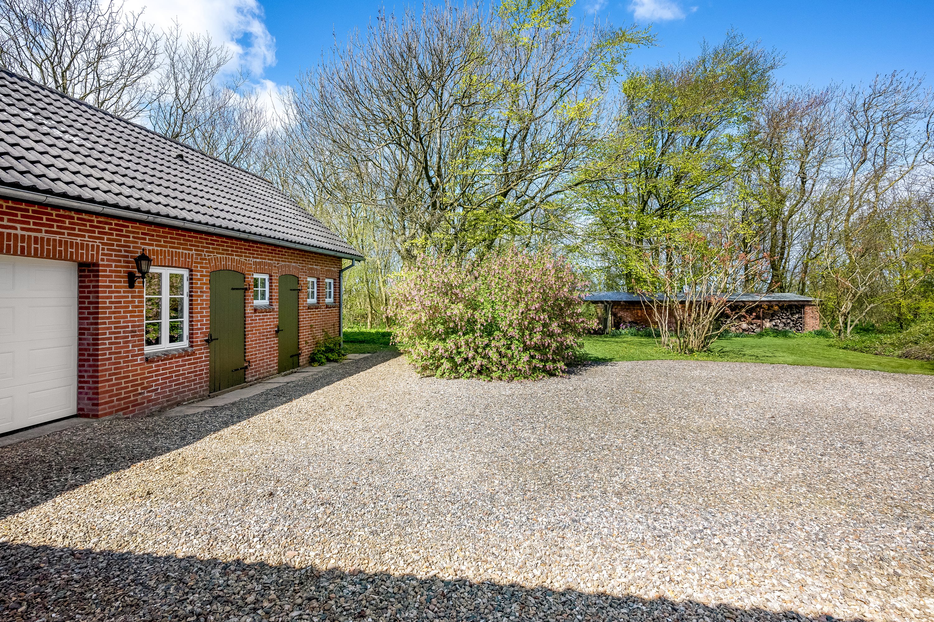 Fremhævet gårdmiljø billede i fuldskærmstilstand. Billede af Nørremøllevej 8, Lomborg, 7620 Lemvig