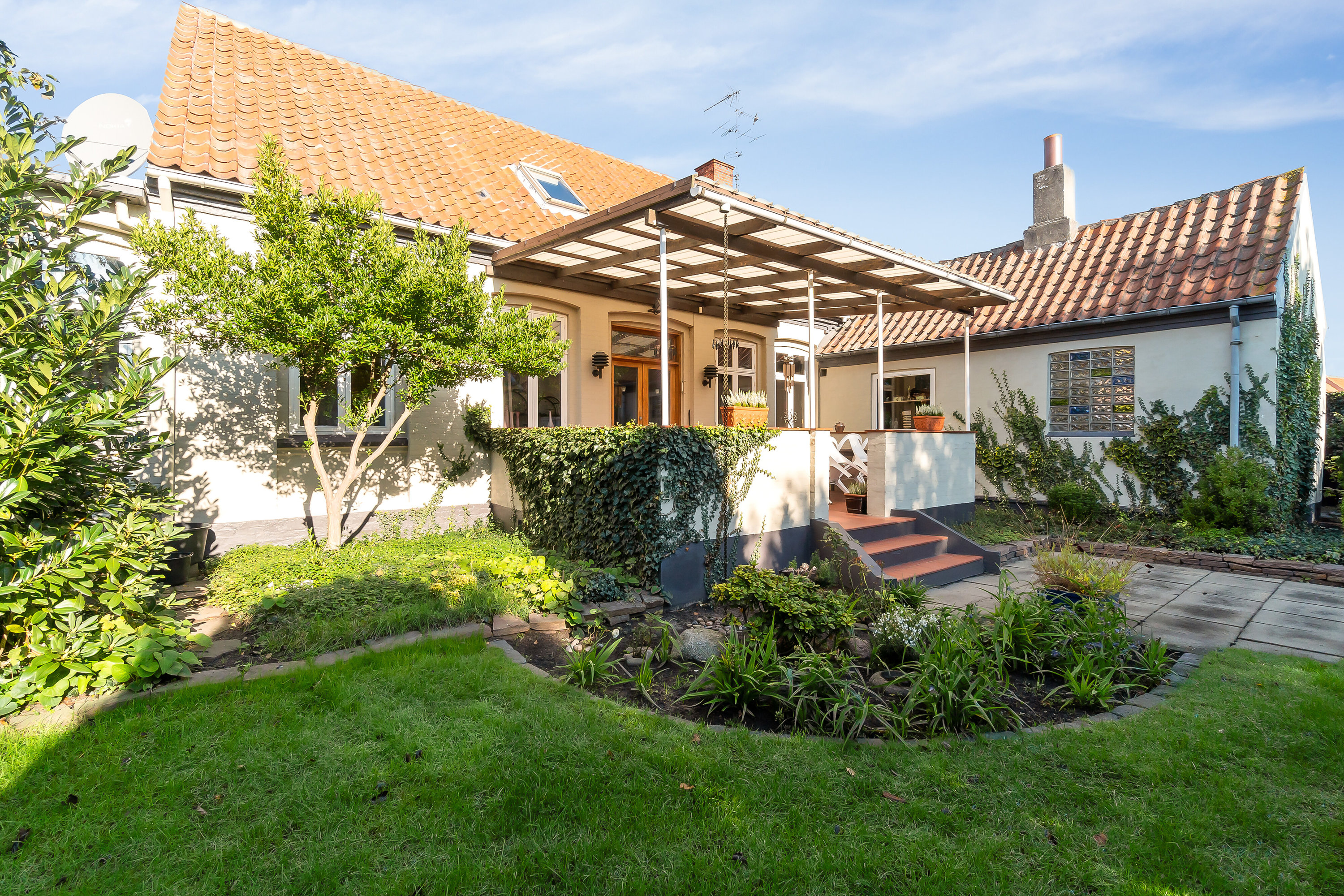 Fremhævet set fra haven billede i fuldskærmstilstand. Billede af Storegade 70, 3700 Rønne