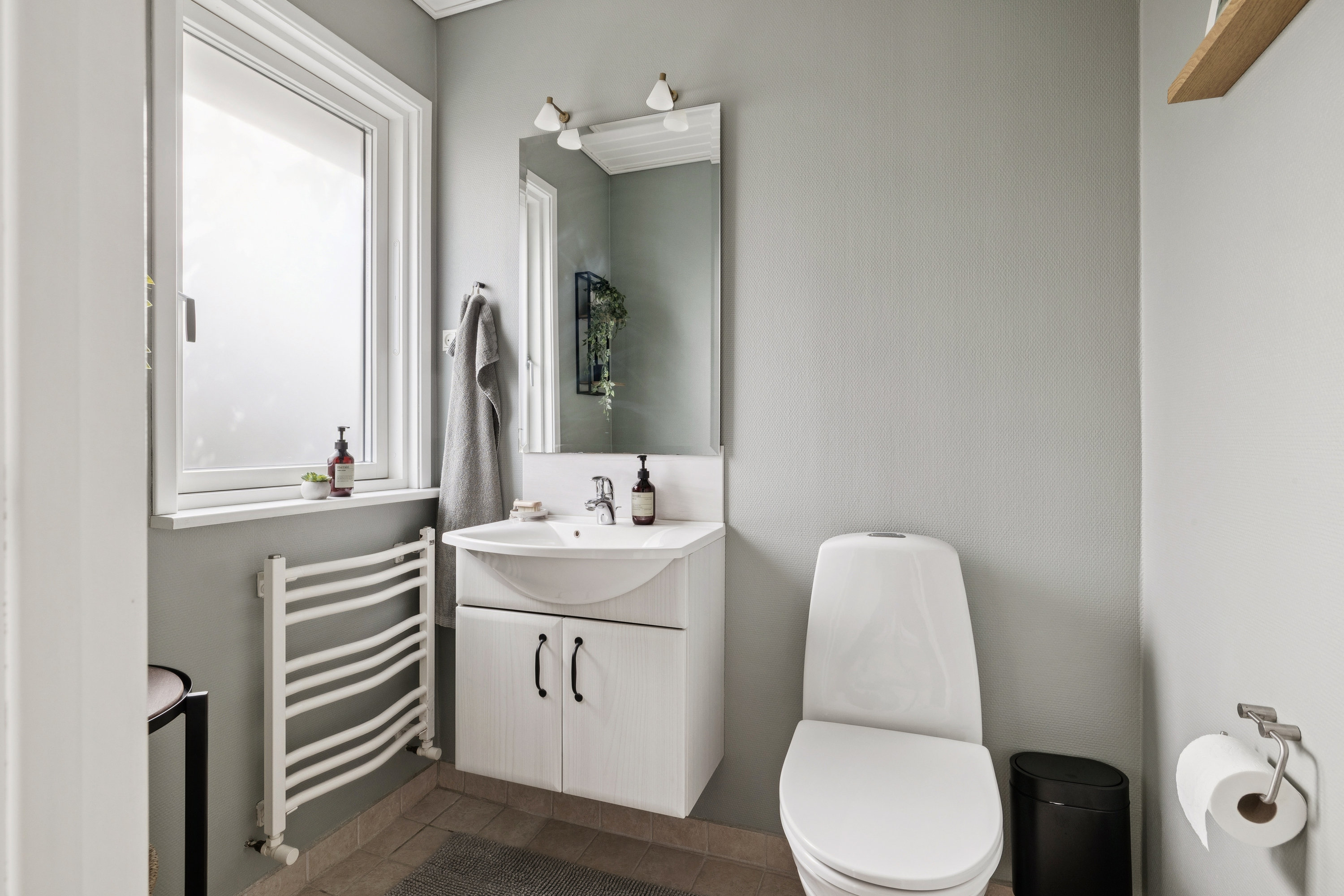 Fremhævet gæstetoilet billede i fuldskærmstilstand. Billede af Højtoftevej 11, Tebstrup, 8660 Skanderborg