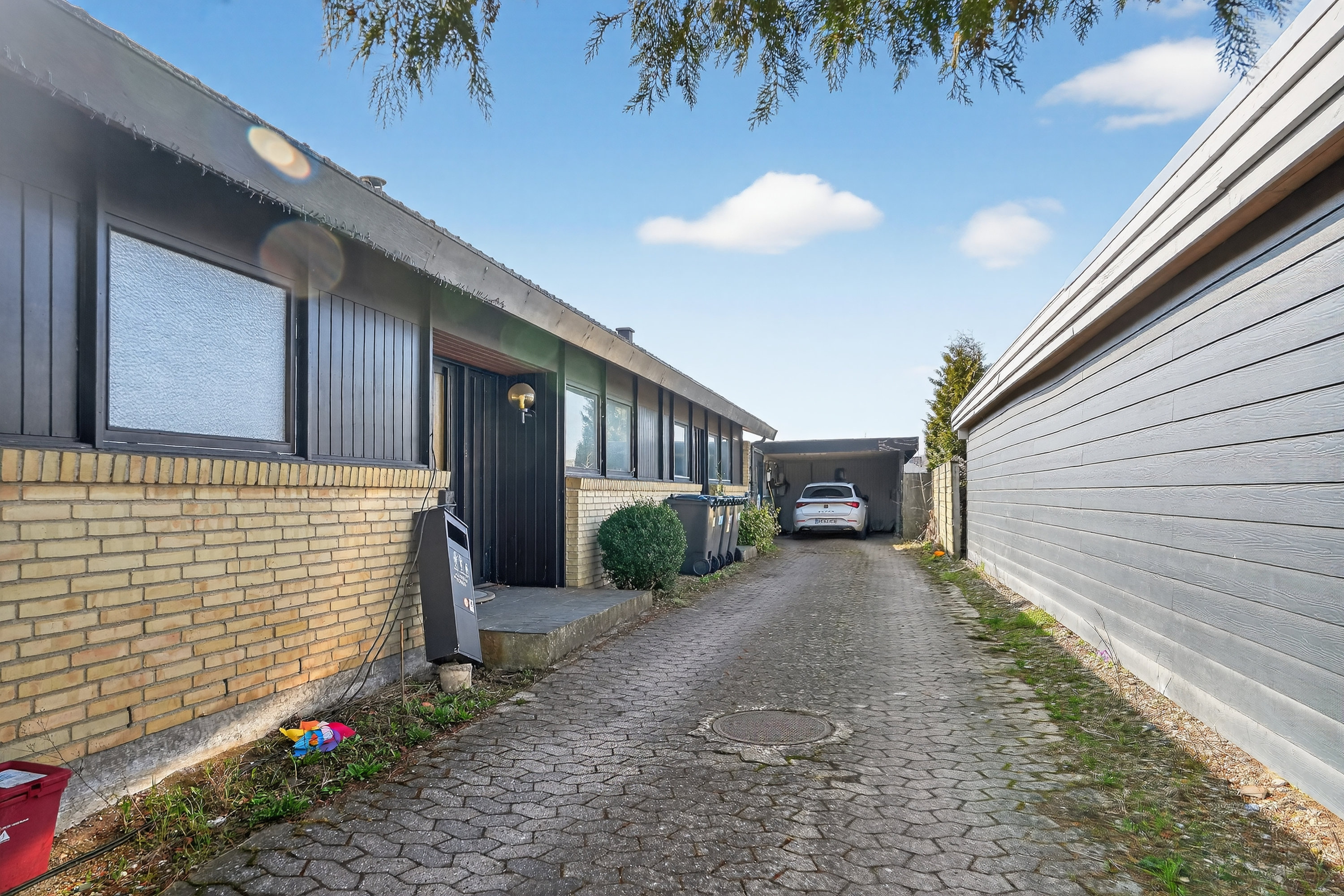 Fremhævet indkørsel billede i fuldskærmstilstand. Billede af Ryttervænget 1, 4390 Vipperød