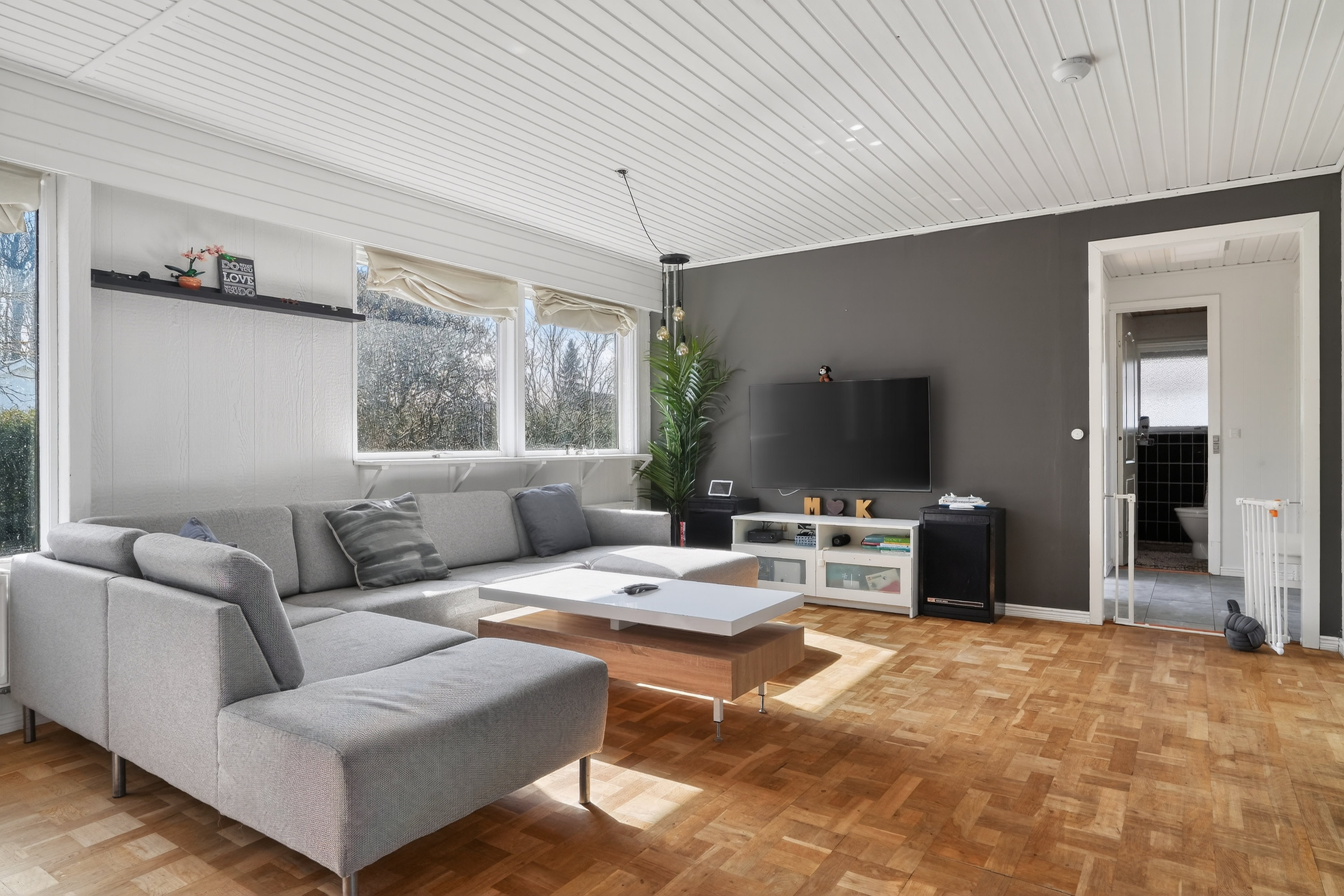 Fremhævet stue billede i fuldskærmstilstand. Billede af Ryttervænget 1, 4390 Vipperød