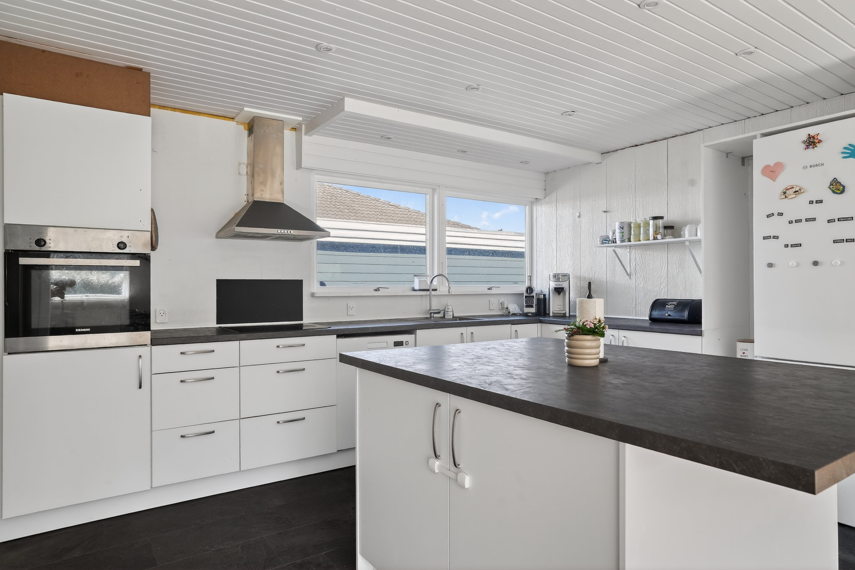 Fremhævet køkken billede i fuldskærmstilstand. Billede af Ryttervænget 1, 4390 Vipperød