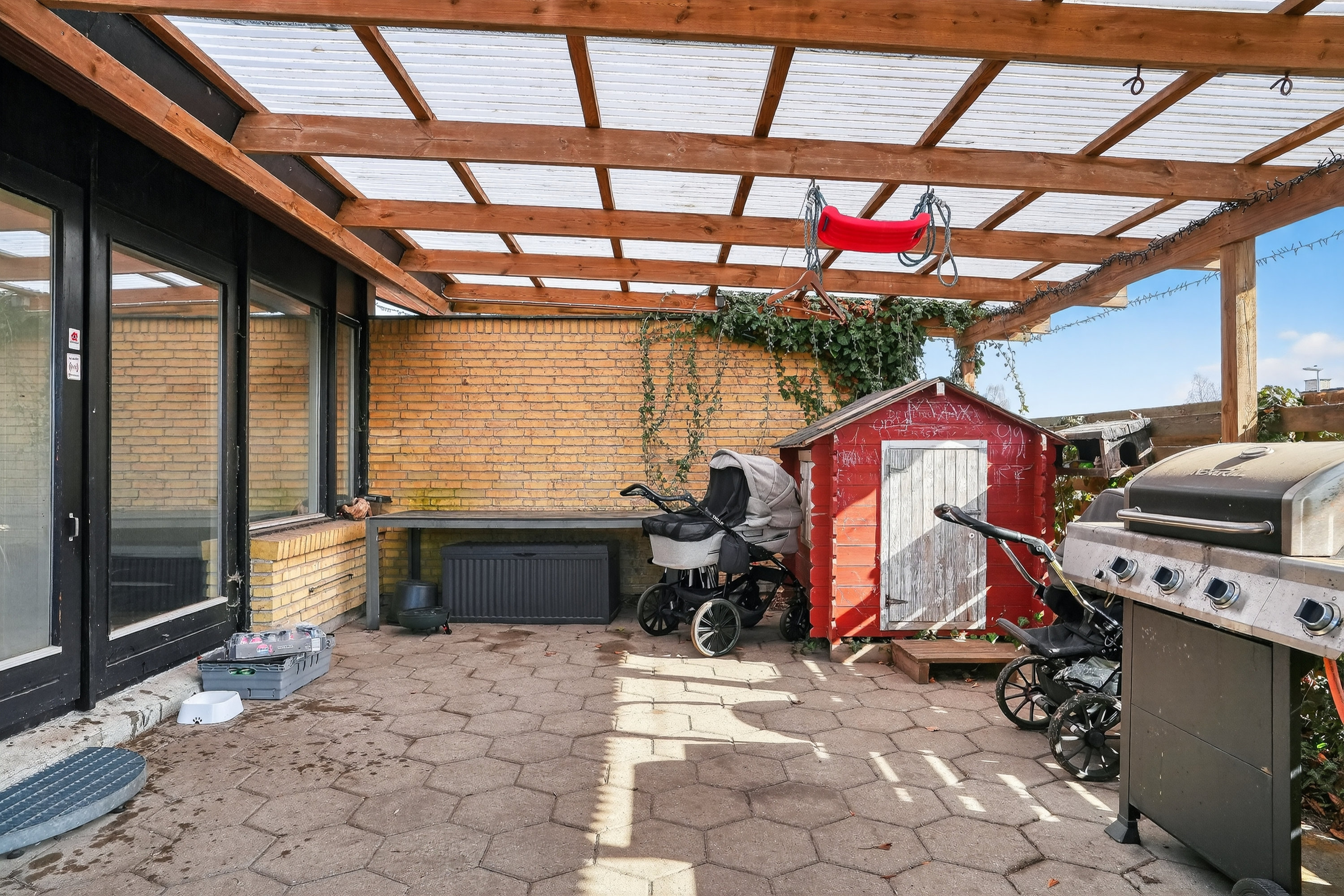 Fremhævet terrasse billede i fuldskærmstilstand. Billede af Ryttervænget 1, 4390 Vipperød