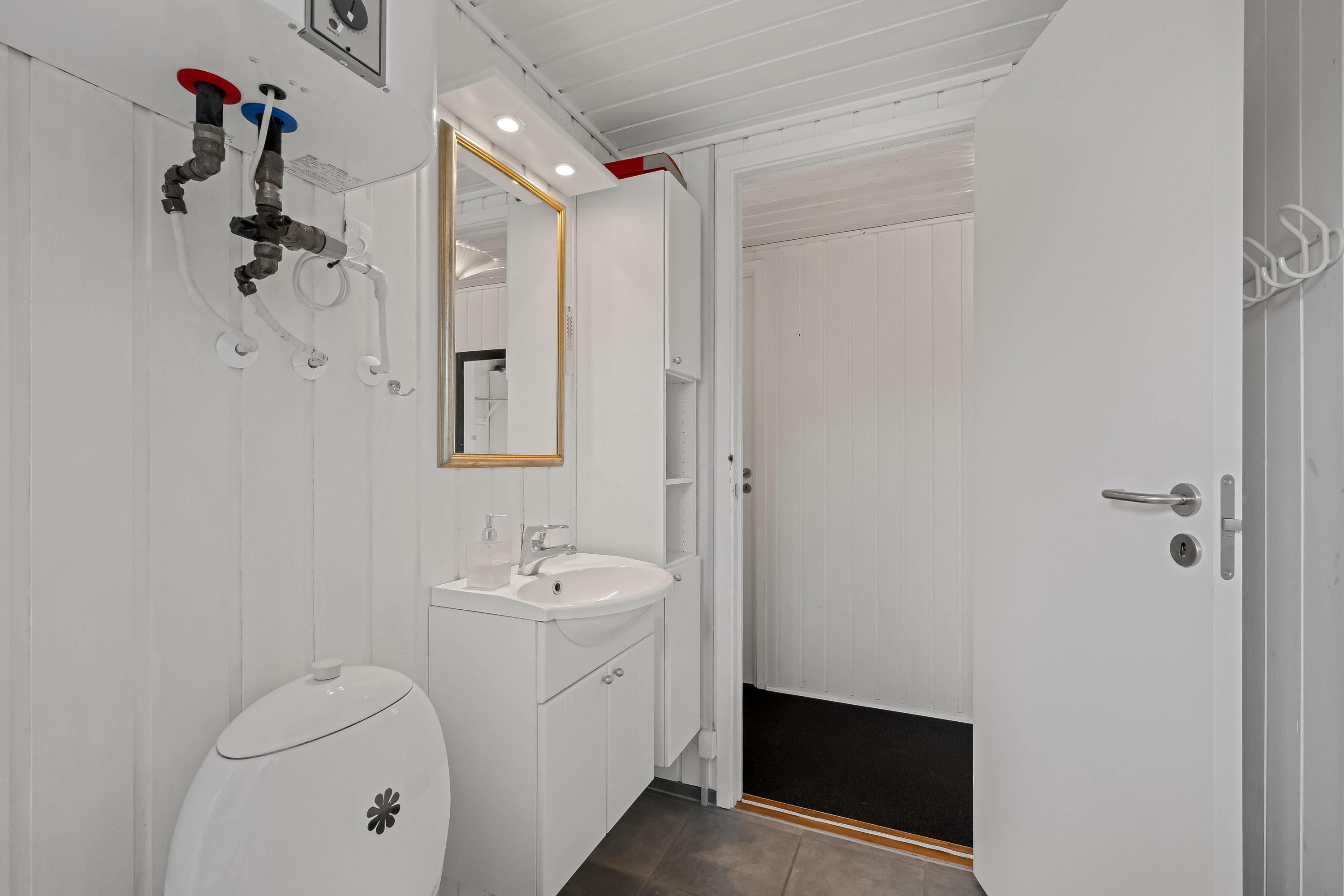 Fremhævet toilet billede i fuldskærmstilstand. Billede af Rørsangervej 20, Lodbj Hede, 6950 Ringkøbing