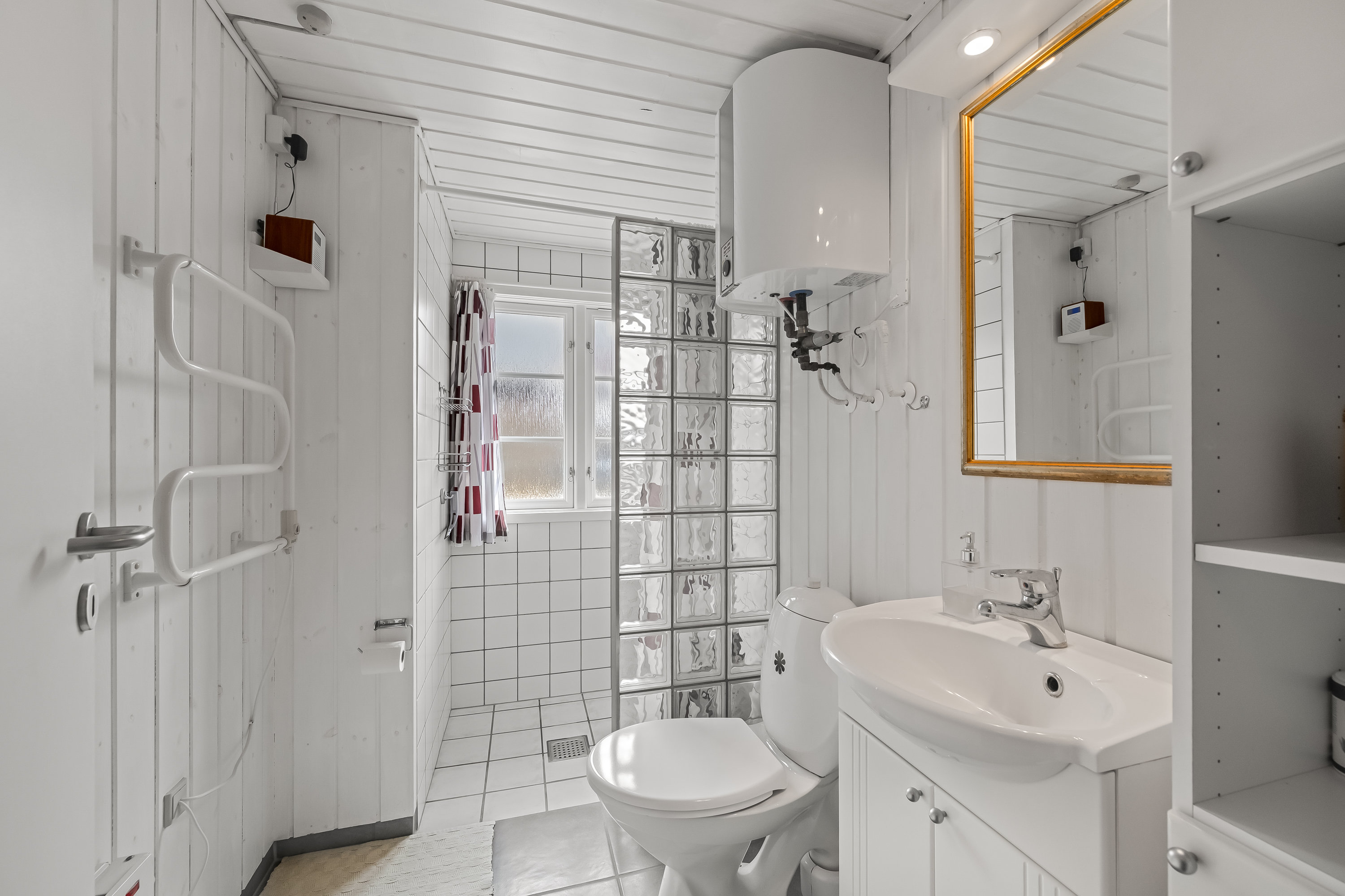 Fremhævet badeværelse billede i fuldskærmstilstand. Billede af Rørsangervej 20, Lodbj Hede, 6950 Ringkøbing