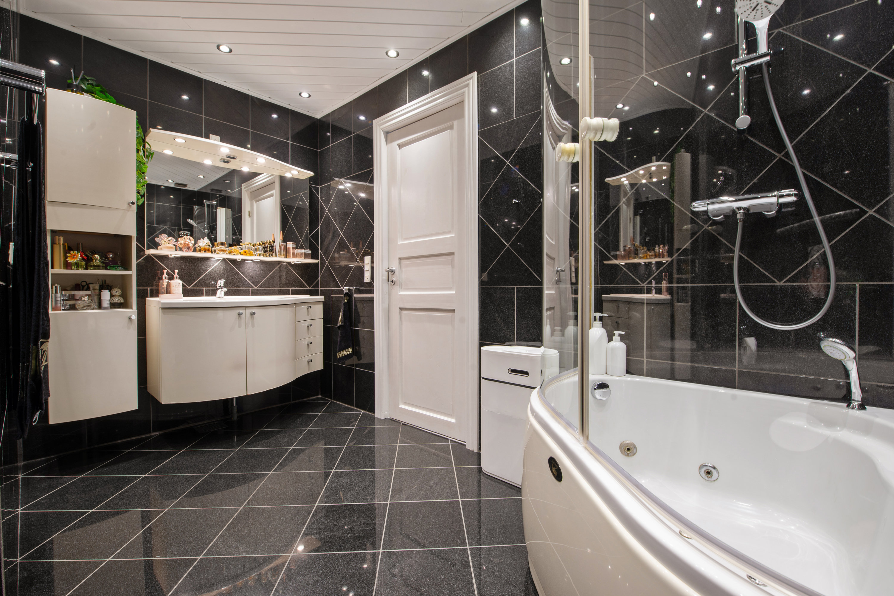 Fremhævet badeværelse billede i fuldskærmstilstand. Billede af Sønderholmsvej 31, 2690 Karlslunde