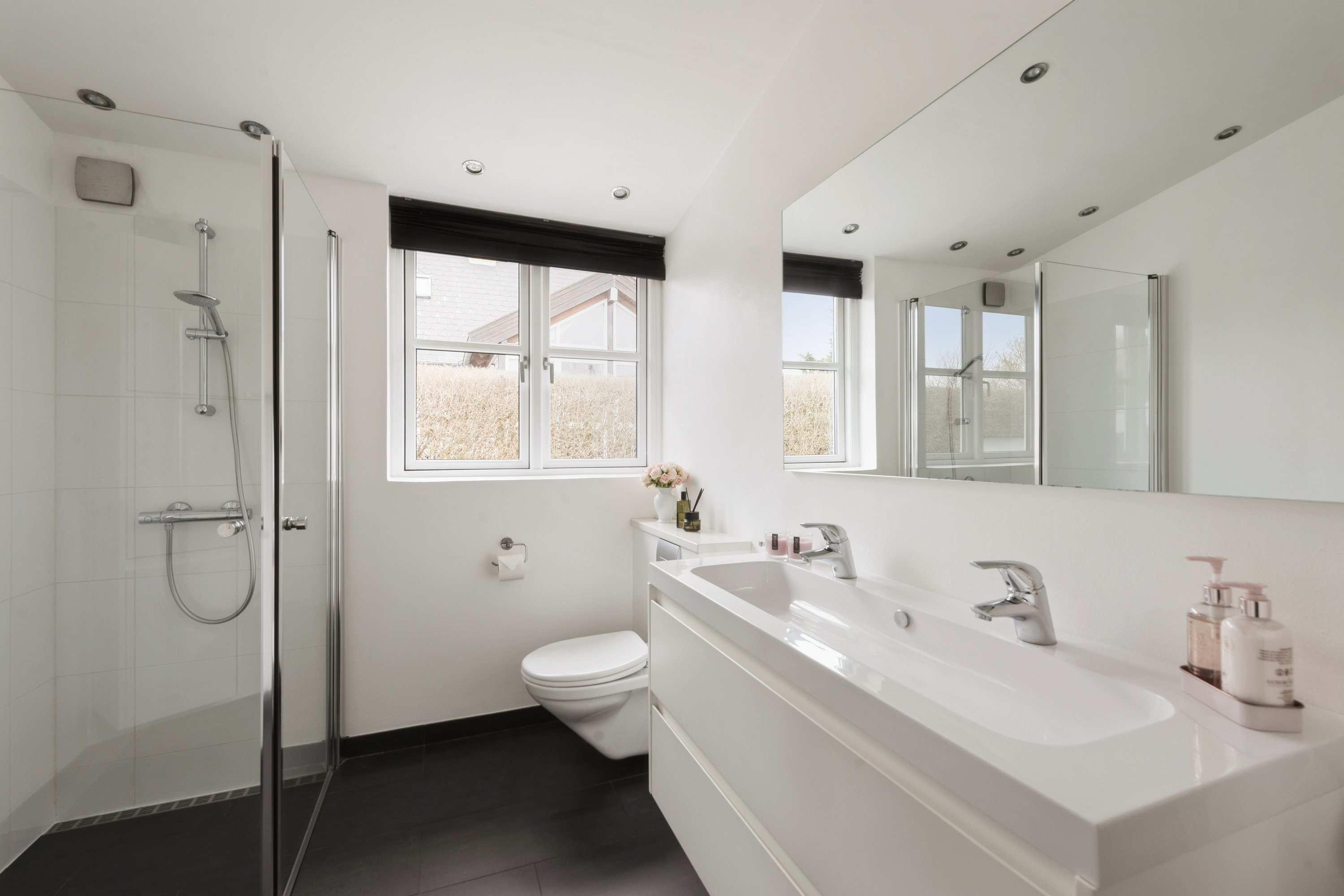 Fremhævet badeværelse billede i fuldskærmstilstand. Billede af Sønderholmsvej 31, 2690 Karlslunde