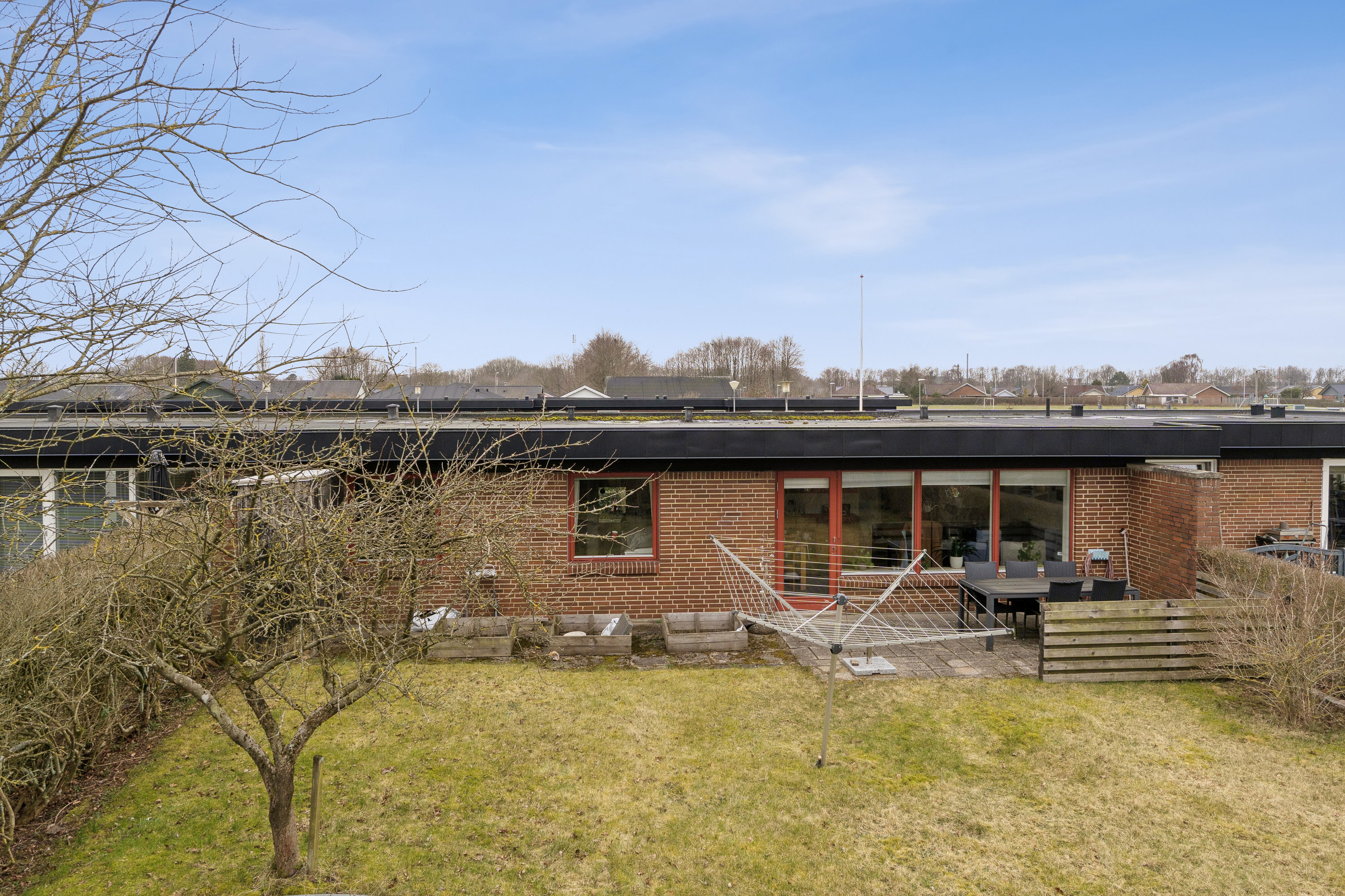 Fremhævet set fra haven billede i fuldskærmstilstand. Billede af Dalsvinget 18G, 7200 Grindsted