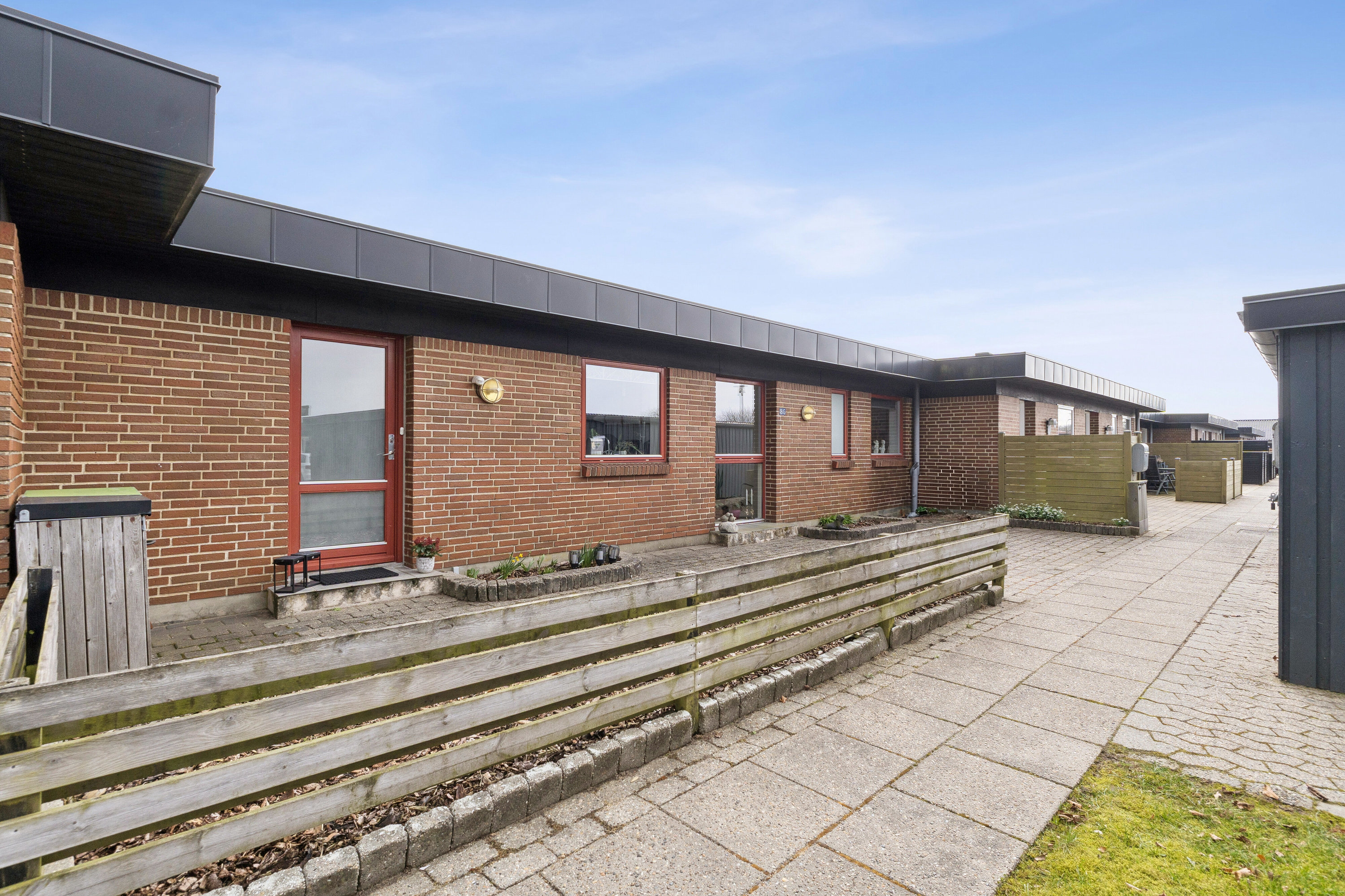 Fremhævet set fra haven billede i fuldskærmstilstand. Billede af Dalsvinget 18G, 7200 Grindsted