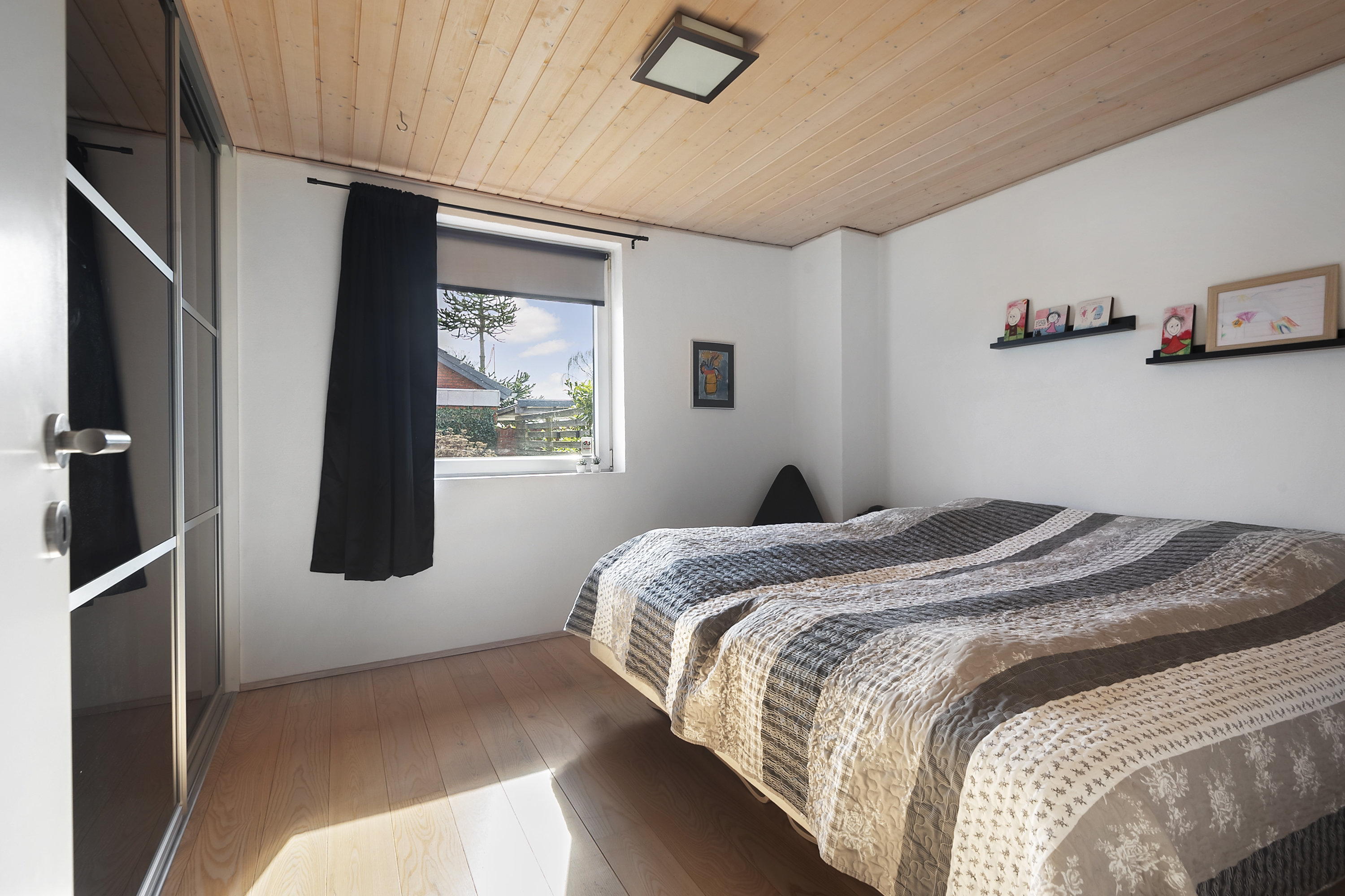 Fremhævet soveværelse billede i fuldskærmstilstand. Billede af Hindbærvej 7, 6715 Esbjerg N