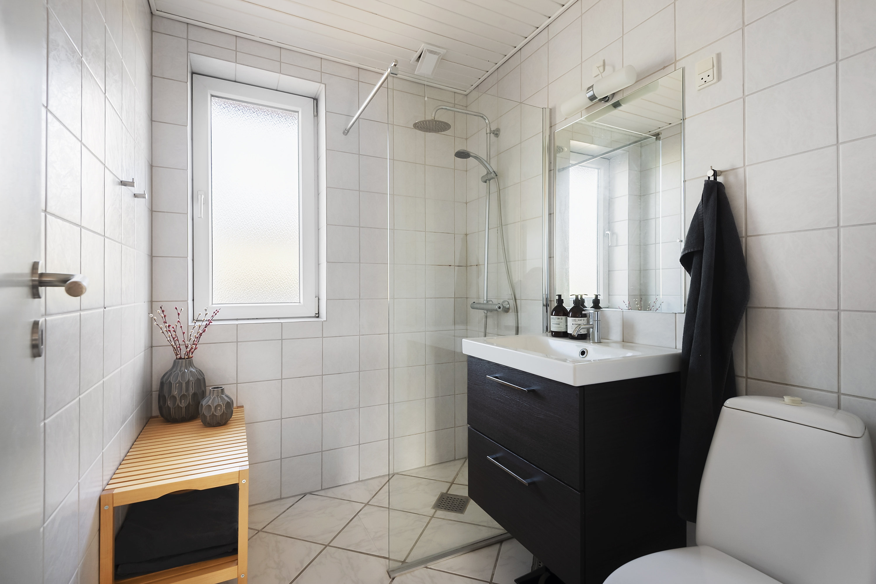 Fremhævet badeværelse billede i fuldskærmstilstand. Billede af Hindbærvej 7, 6715 Esbjerg N