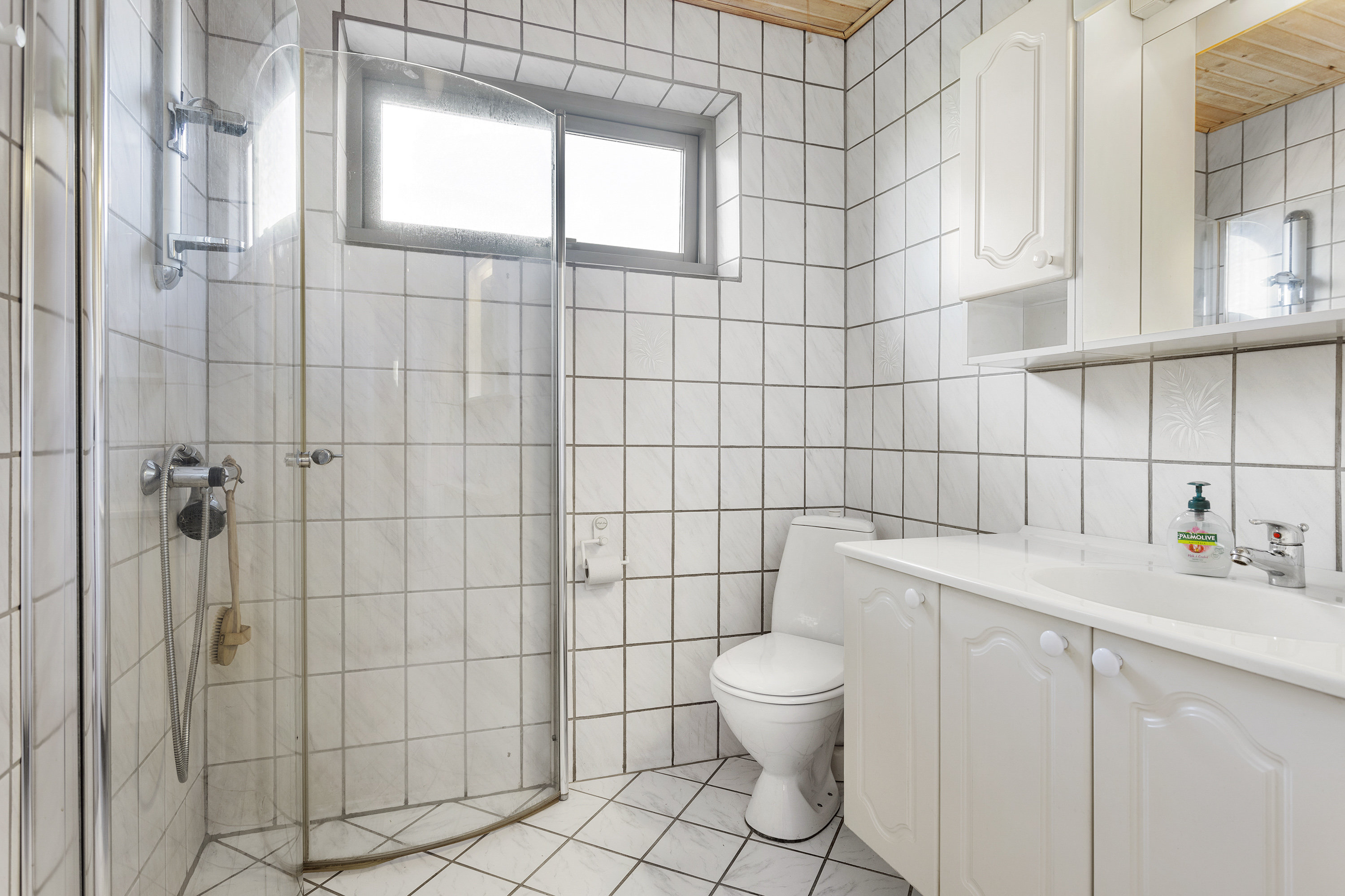 Fremhævet badeværelse billede i fuldskærmstilstand. Billede af Toftevænget 29, 9300 Sæby