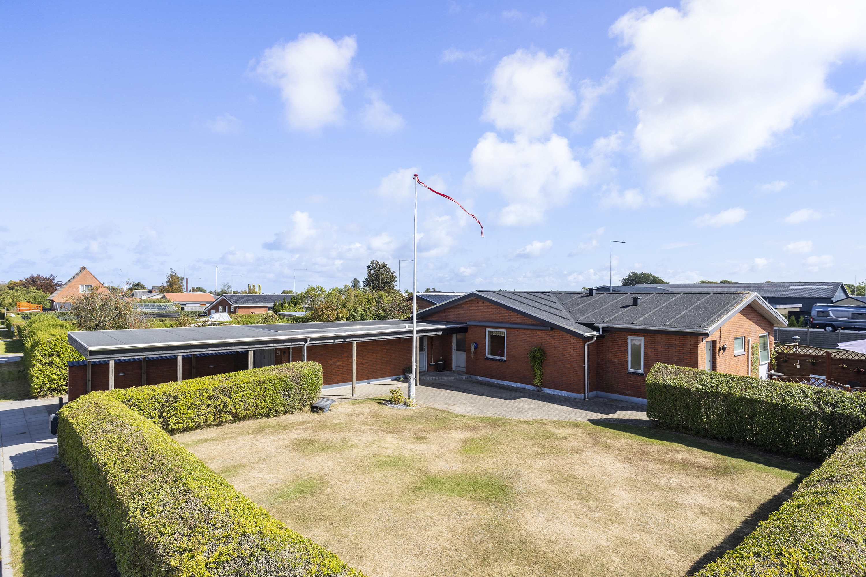 Fremhævet facade billede i fuldskærmstilstand. Billede af Toftevænget 29, 9300 Sæby