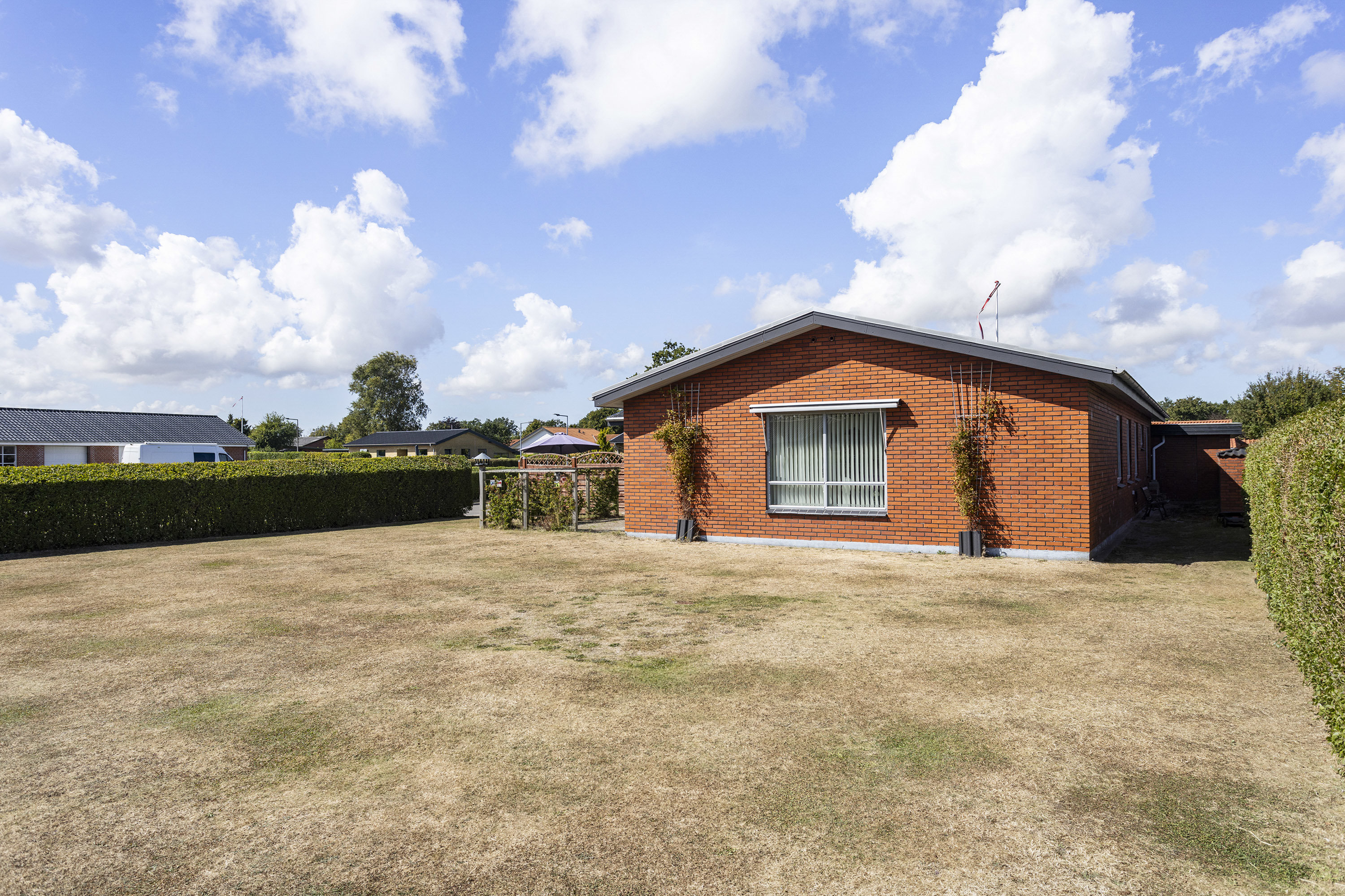 Fremhævet facade billede i fuldskærmstilstand. Billede af Toftevænget 29, 9300 Sæby