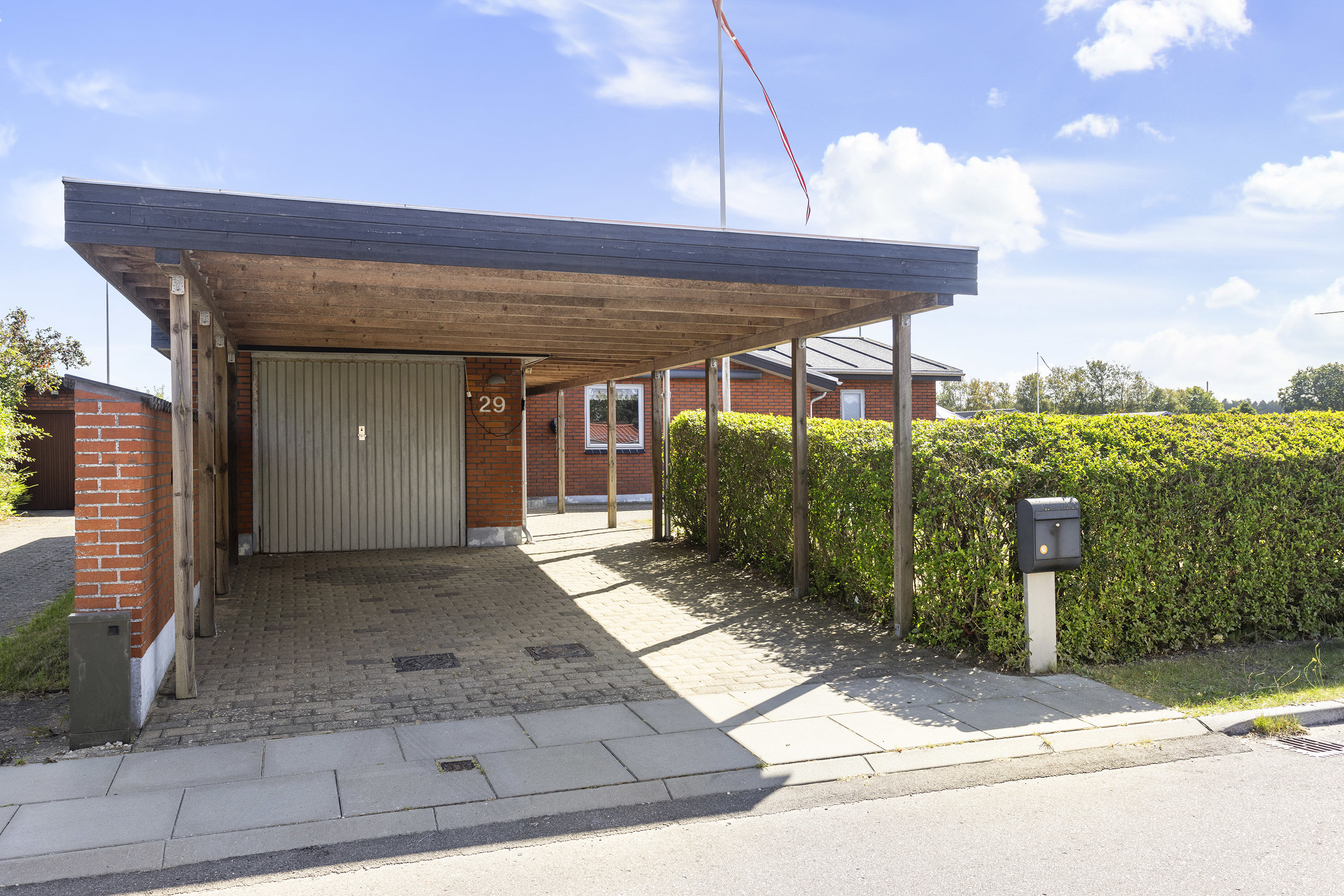 Fremhævet carport billede i fuldskærmstilstand. Billede af Toftevænget 29, 9300 Sæby