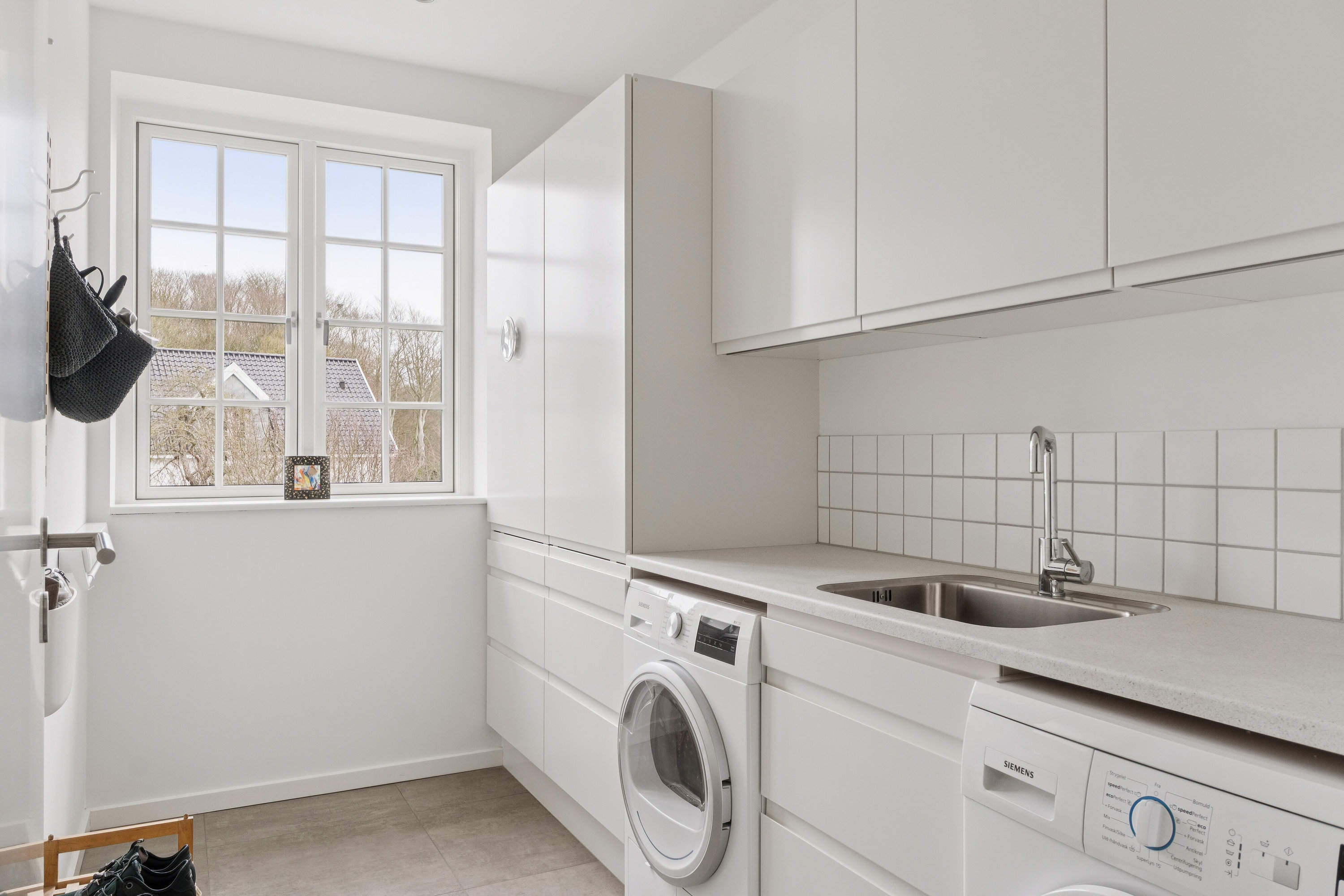 Fremhævet køkken billede i fuldskærmstilstand. Billede af Svanelundsvej 6F, 1. 1., 9800 Hjørring