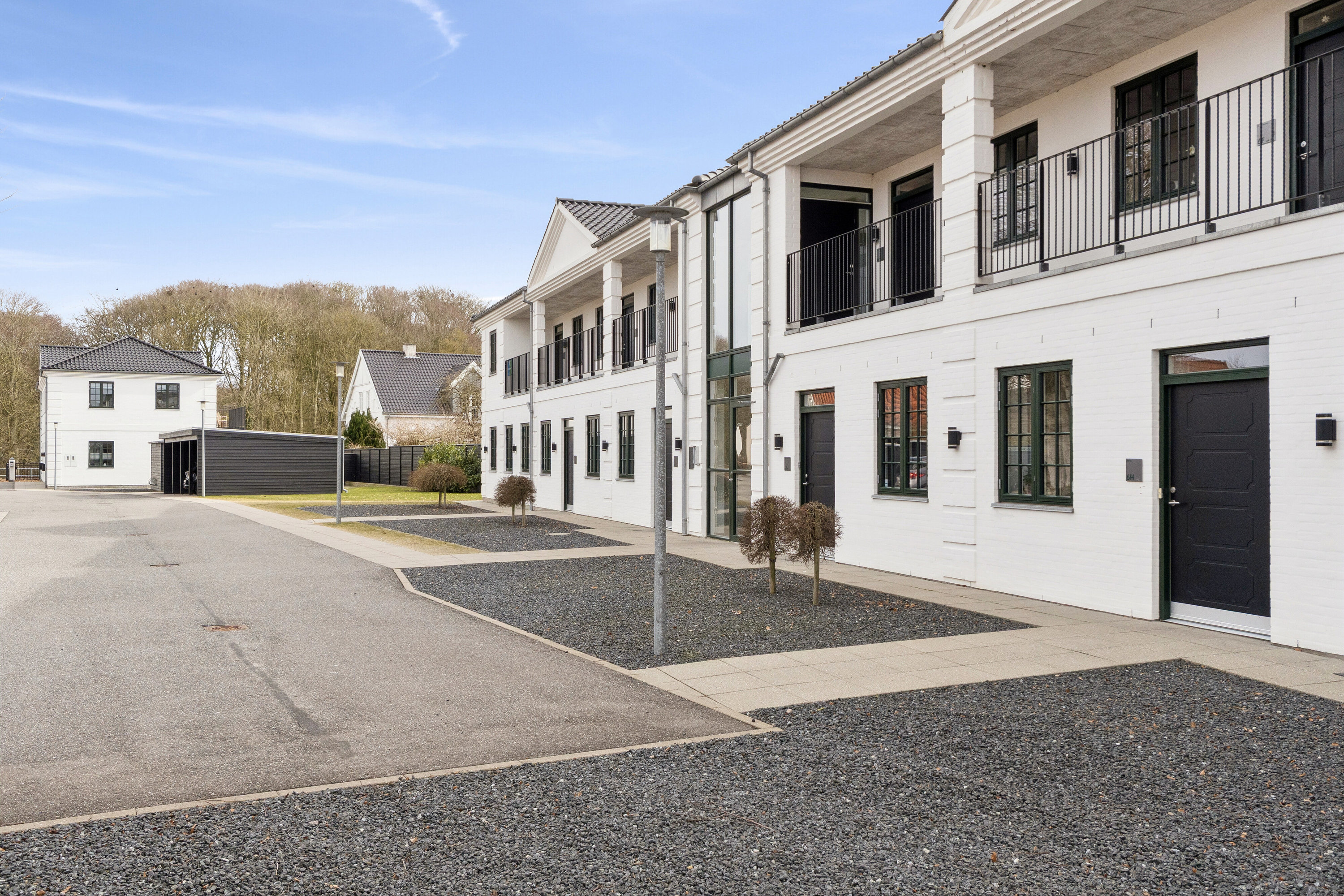 Fremhævet set fra vejen billede i fuldskærmstilstand. Billede af Svanelundsvej 6F, 1. 1., 9800 Hjørring