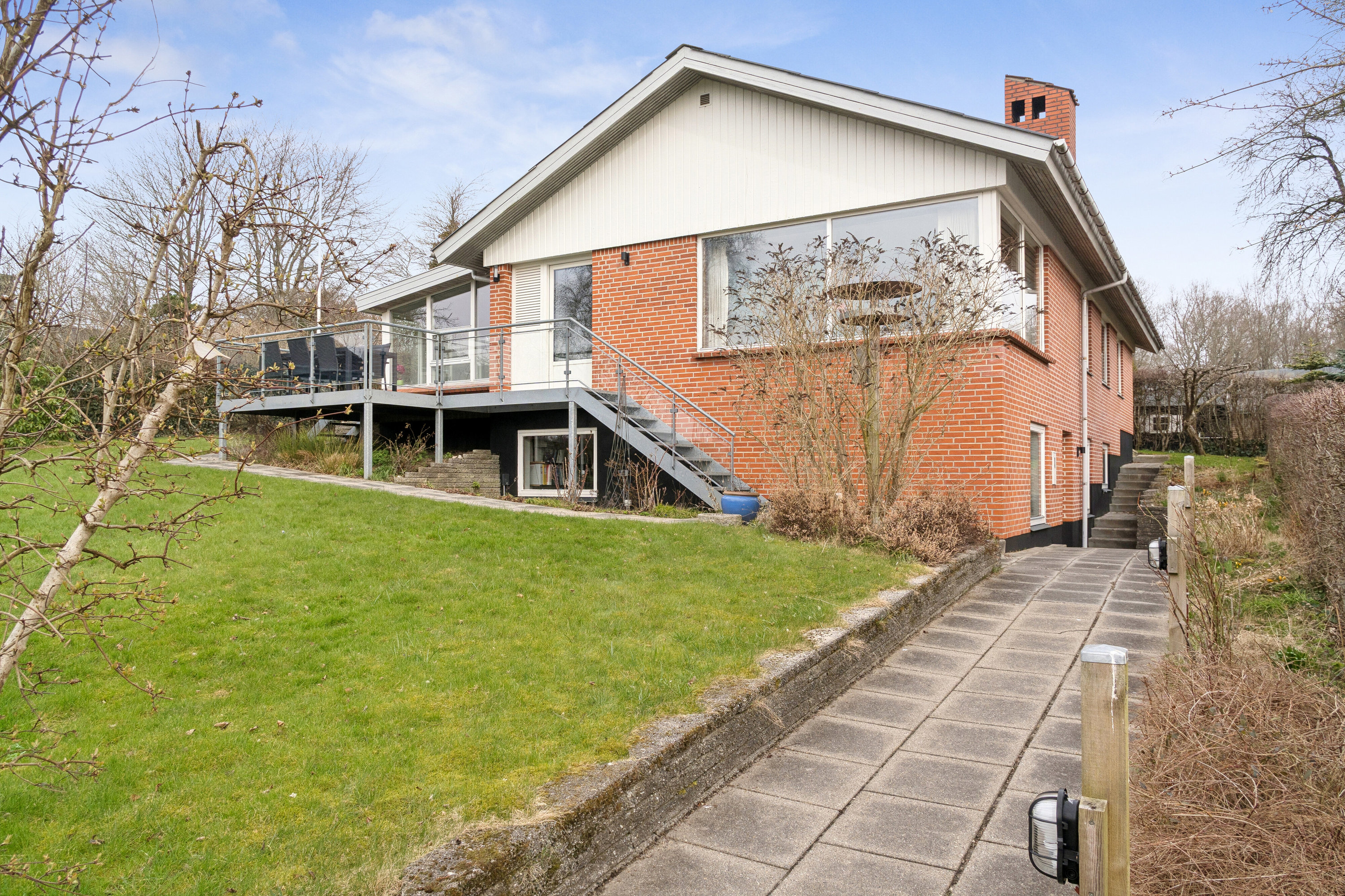 Fremhævet set fra haven billede i fuldskærmstilstand. Billede af Ladelundsvej 8, 8600 Silkeborg