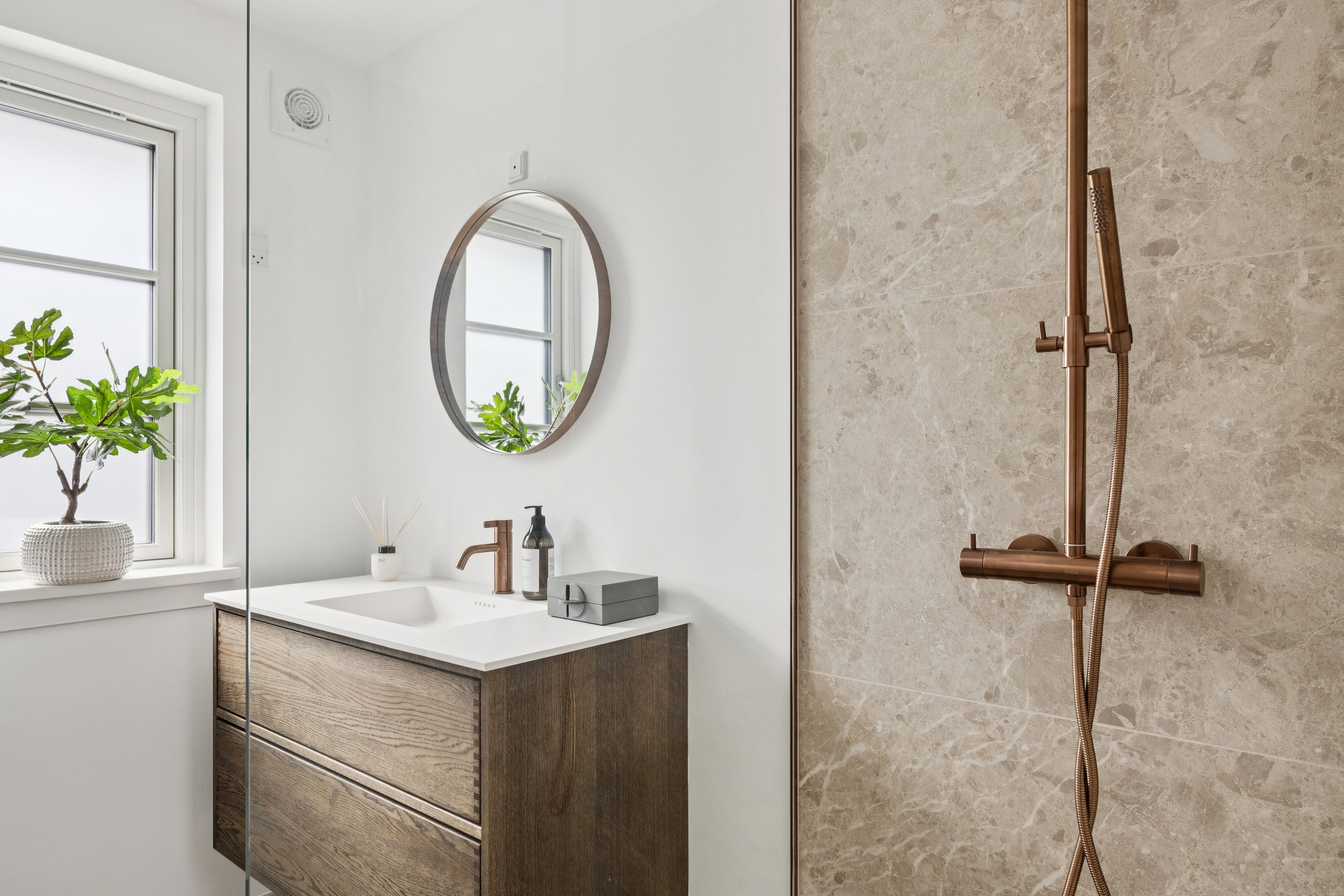 Fremhævet badeværelse billede i fuldskærmstilstand. Billede af Peter Olsens Vej 2G, 3100 Hornbæk