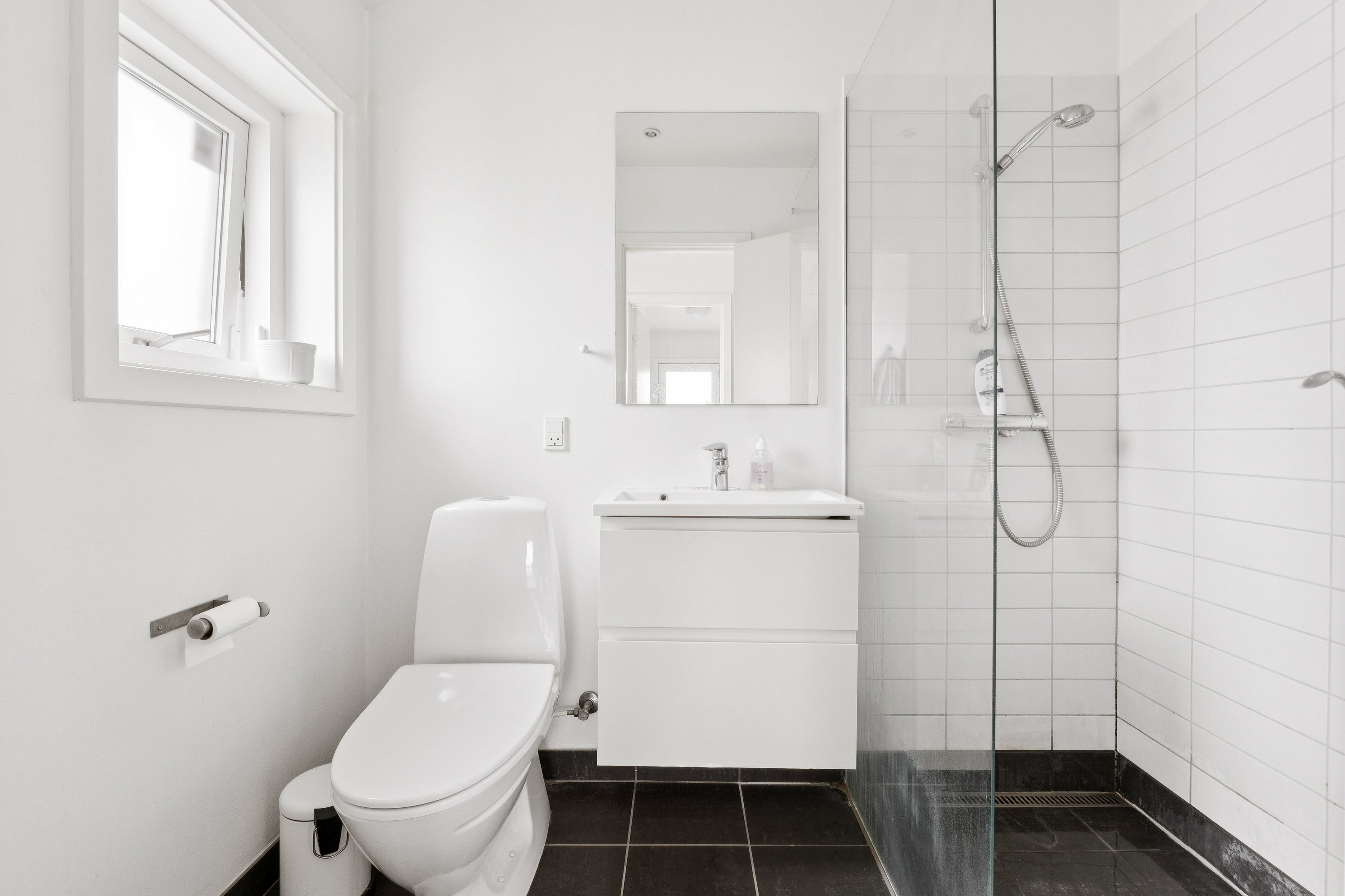 Fremhævet badeværelse billede i fuldskærmstilstand. Billede af Lykkesholms Allé 19, 8260 Viby J