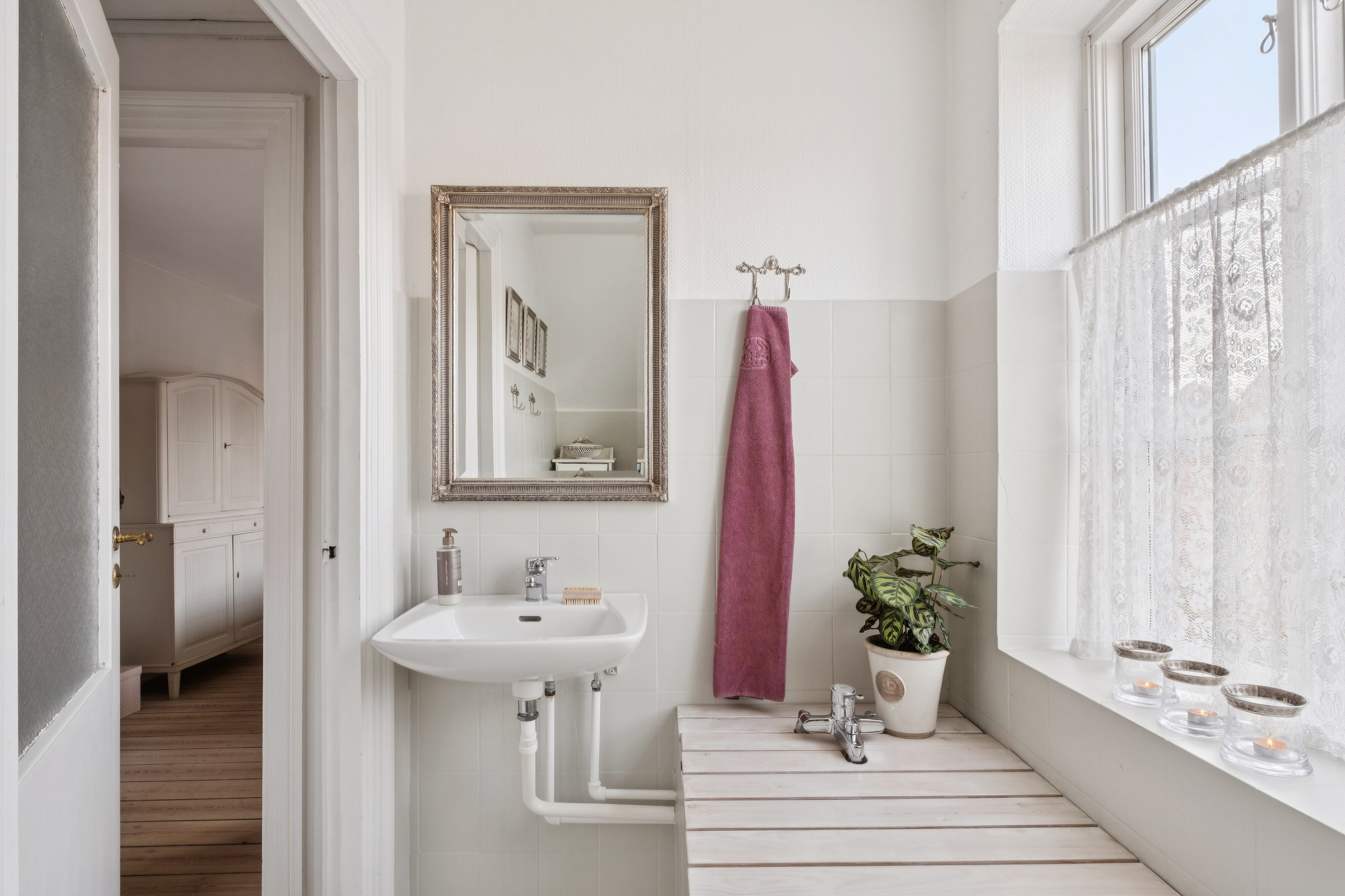 Fremhævet badeværelse billede i fuldskærmstilstand. Billede af Byvolden 9, 4000 Roskilde