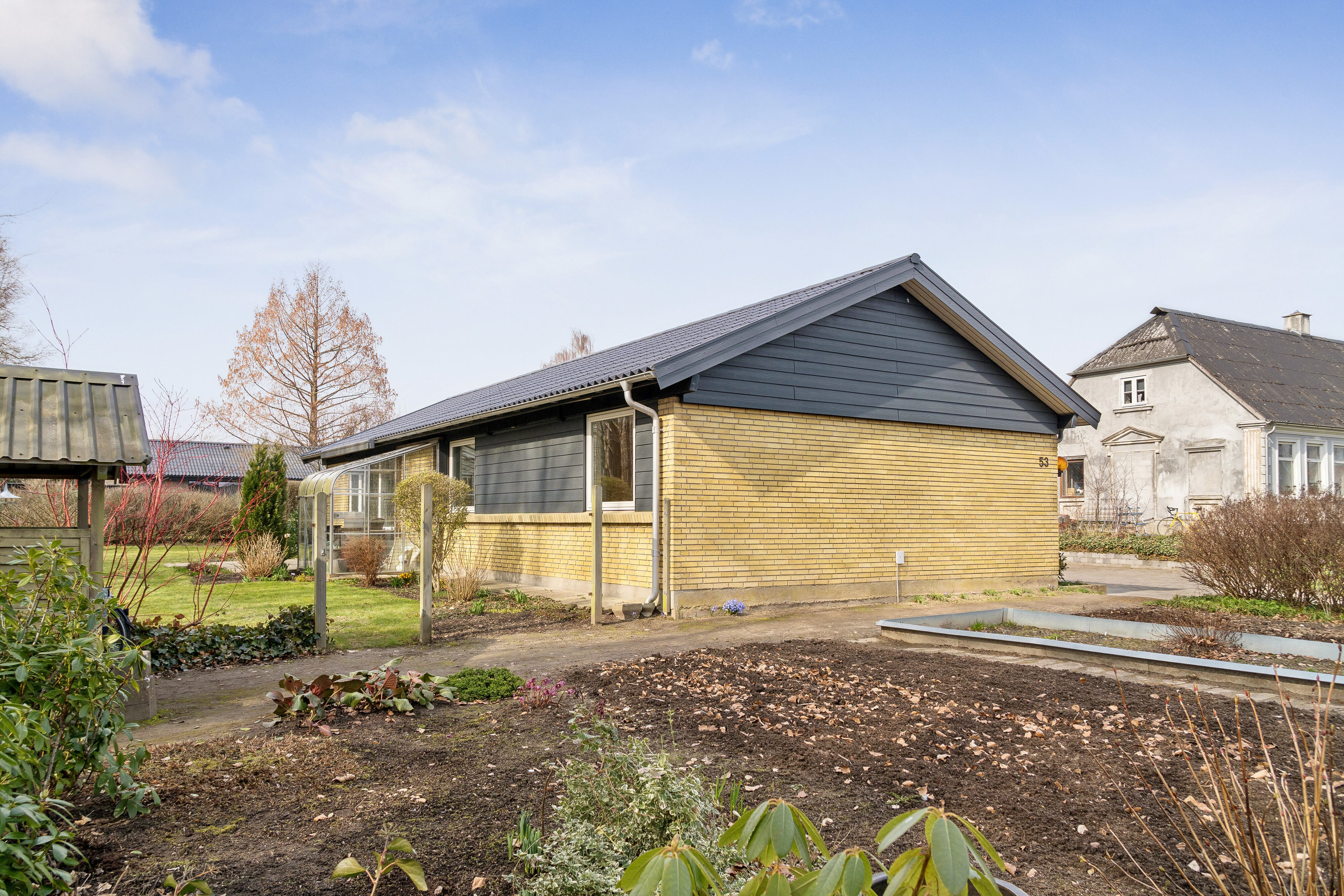 Fremhævet set fra haven billede i fuldskærmstilstand. Billede af Tvedvej 53, 5700 Svendborg