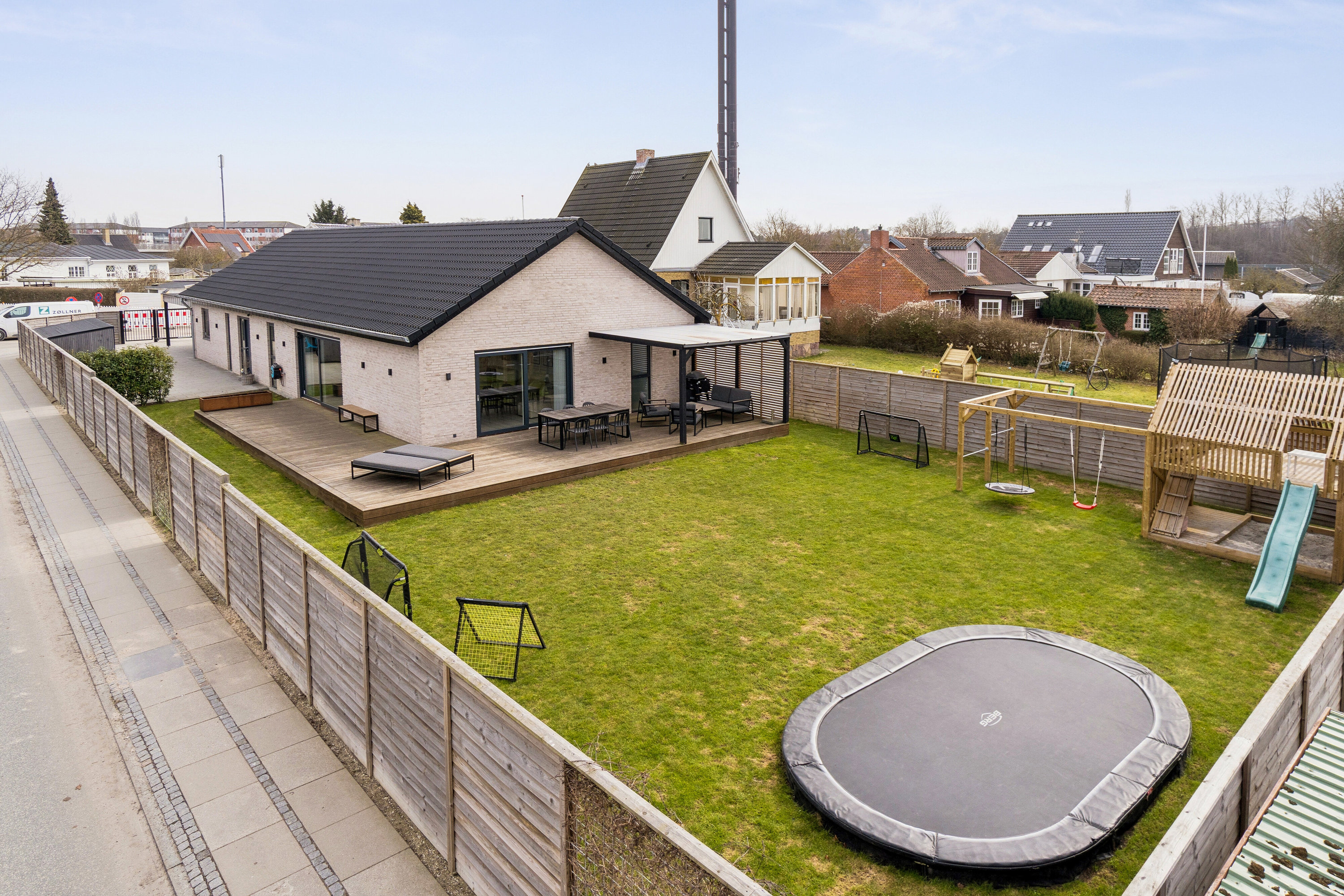 Fremhævet udendørs billede i fuldskærmstilstand. Billede af Ejstrupvej 14, 2650 Hvidovre