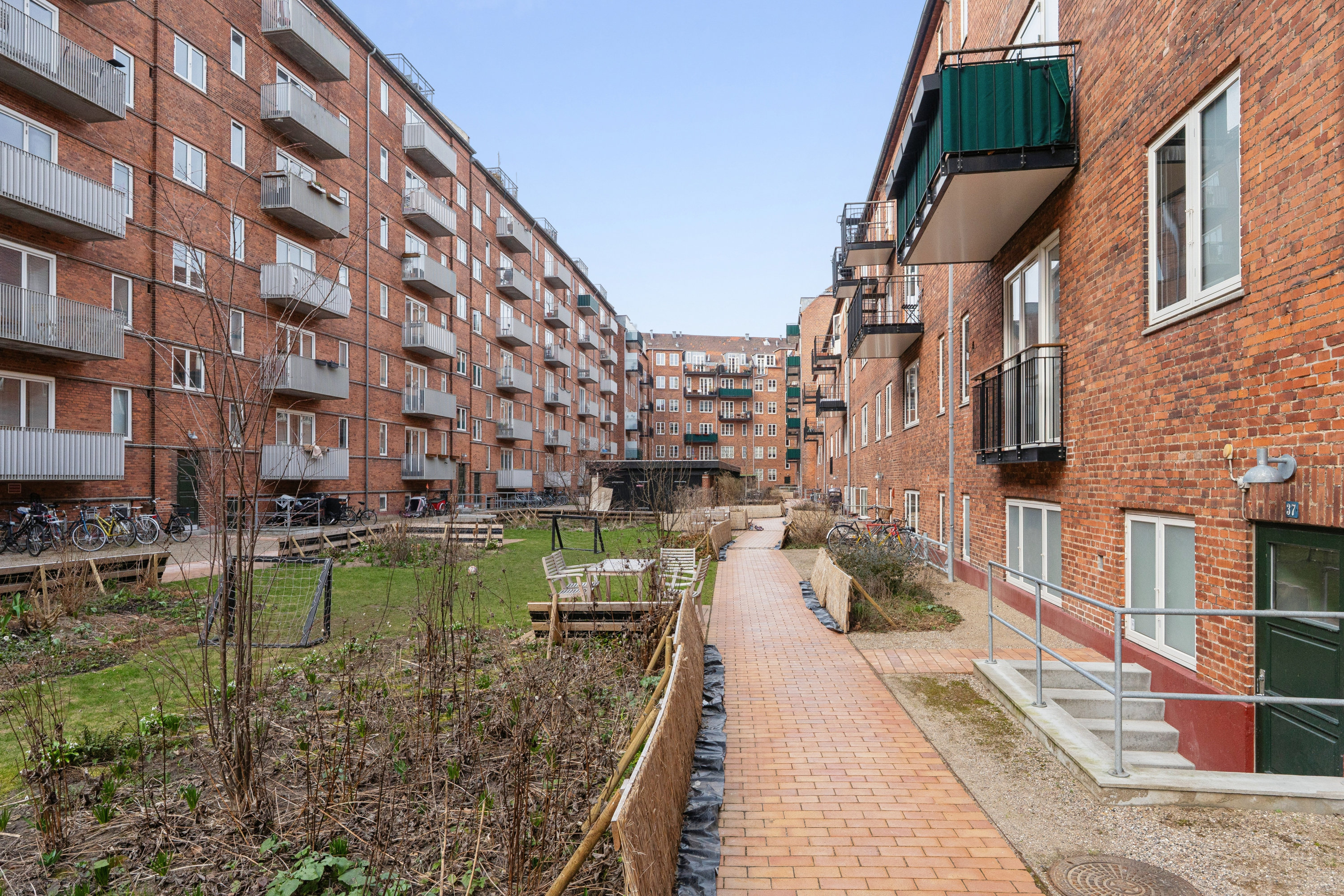 Fremhævet andet billede i fuldskærmstilstand. Billede af Østbanegade 33, 2. 1., 2100 København Ø