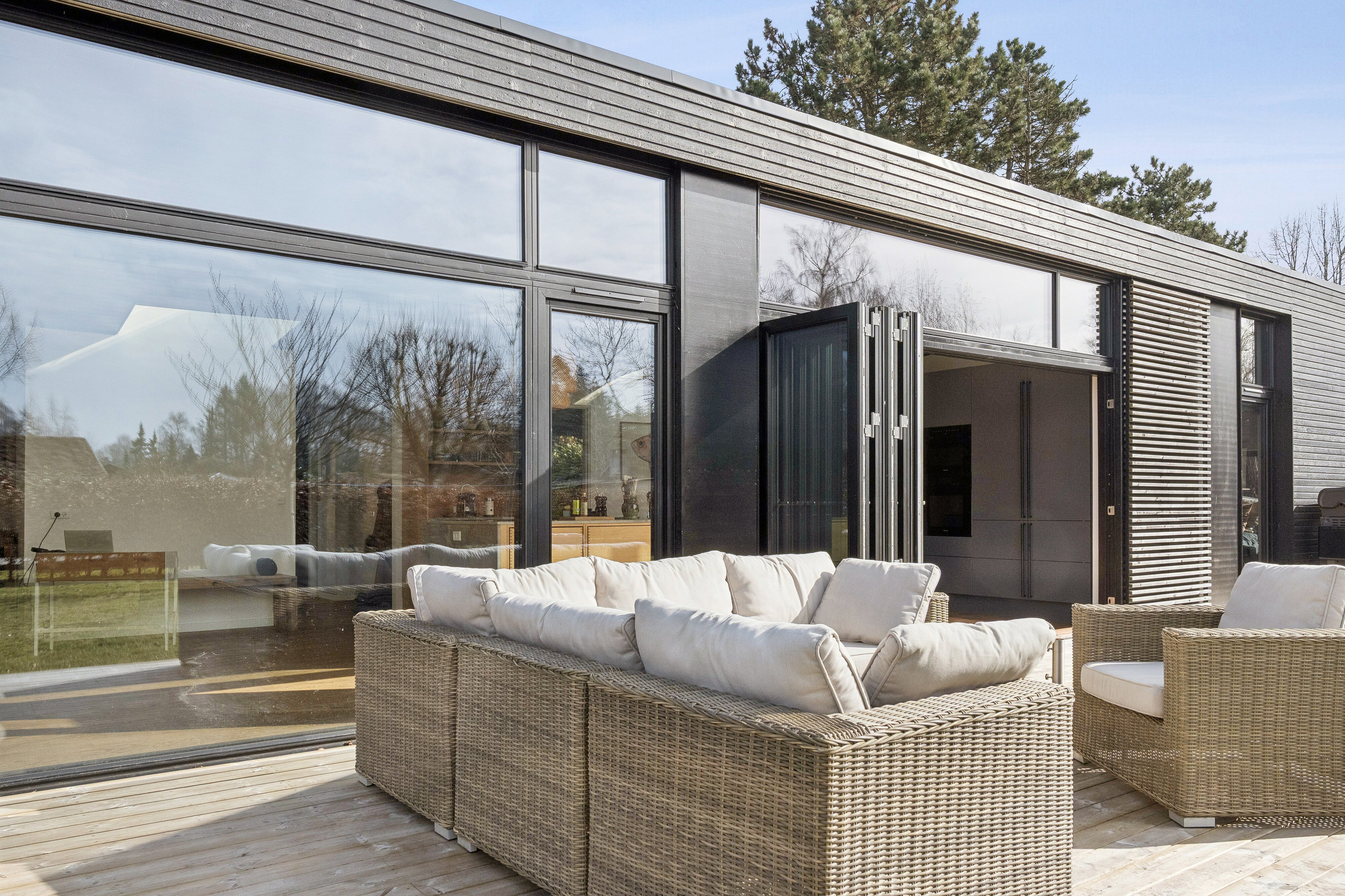 Fremhævet set fra haven billede i fuldskærmstilstand. Billede af Tennisvej 5, 3100 Hornbæk