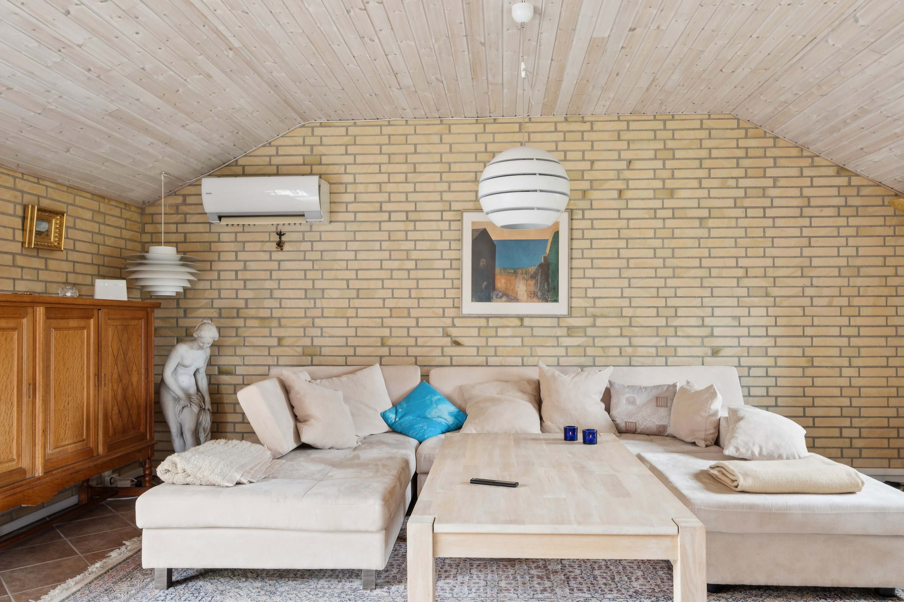 Fremhævet stue billede i fuldskærmstilstand. Billede af Skovduevej 11, Villingerød, 3120 Dronningmølle