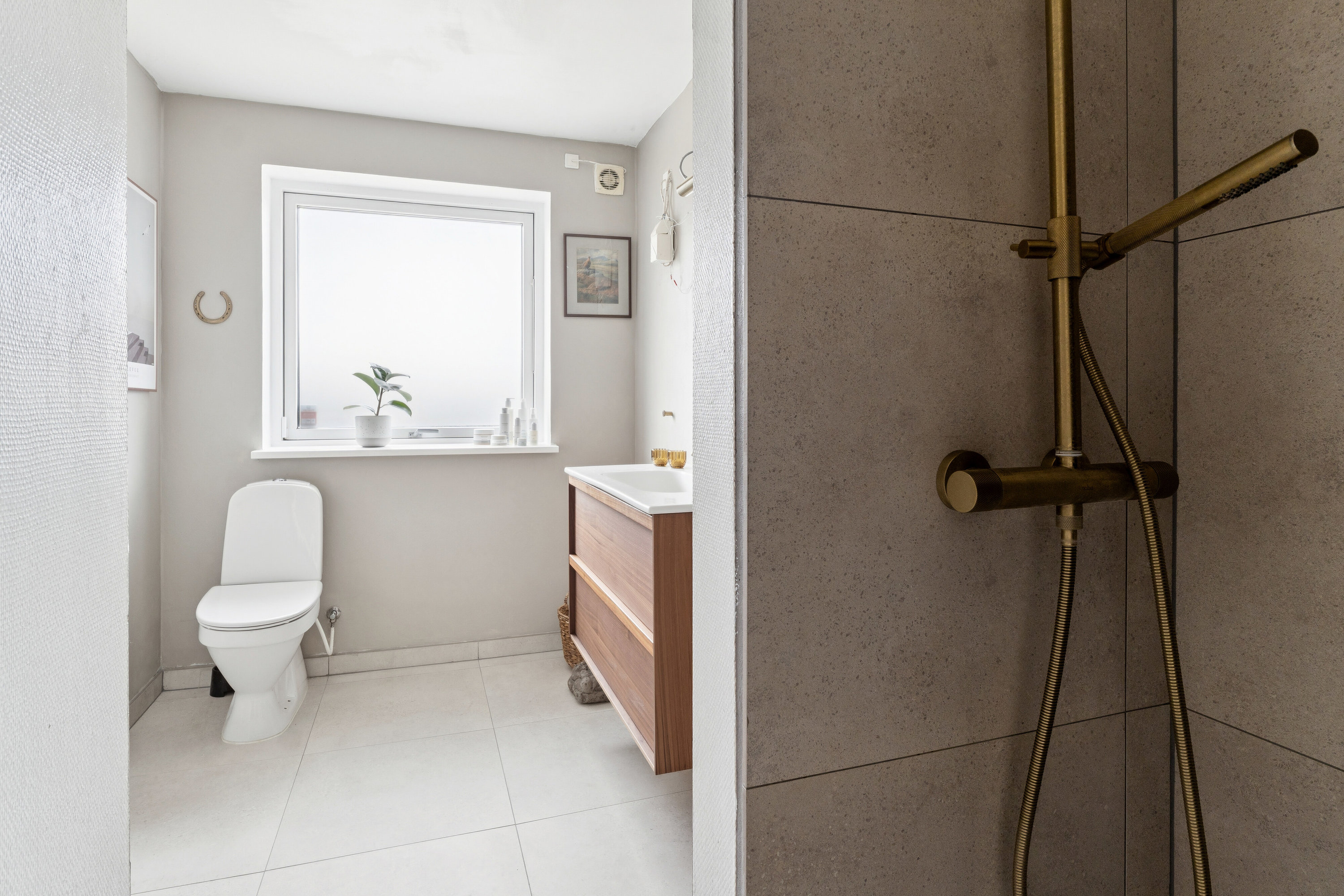 Fremhævet badeværelse billede i fuldskærmstilstand. Billede af Drachmannsvej 10B, 3100 Hornbæk