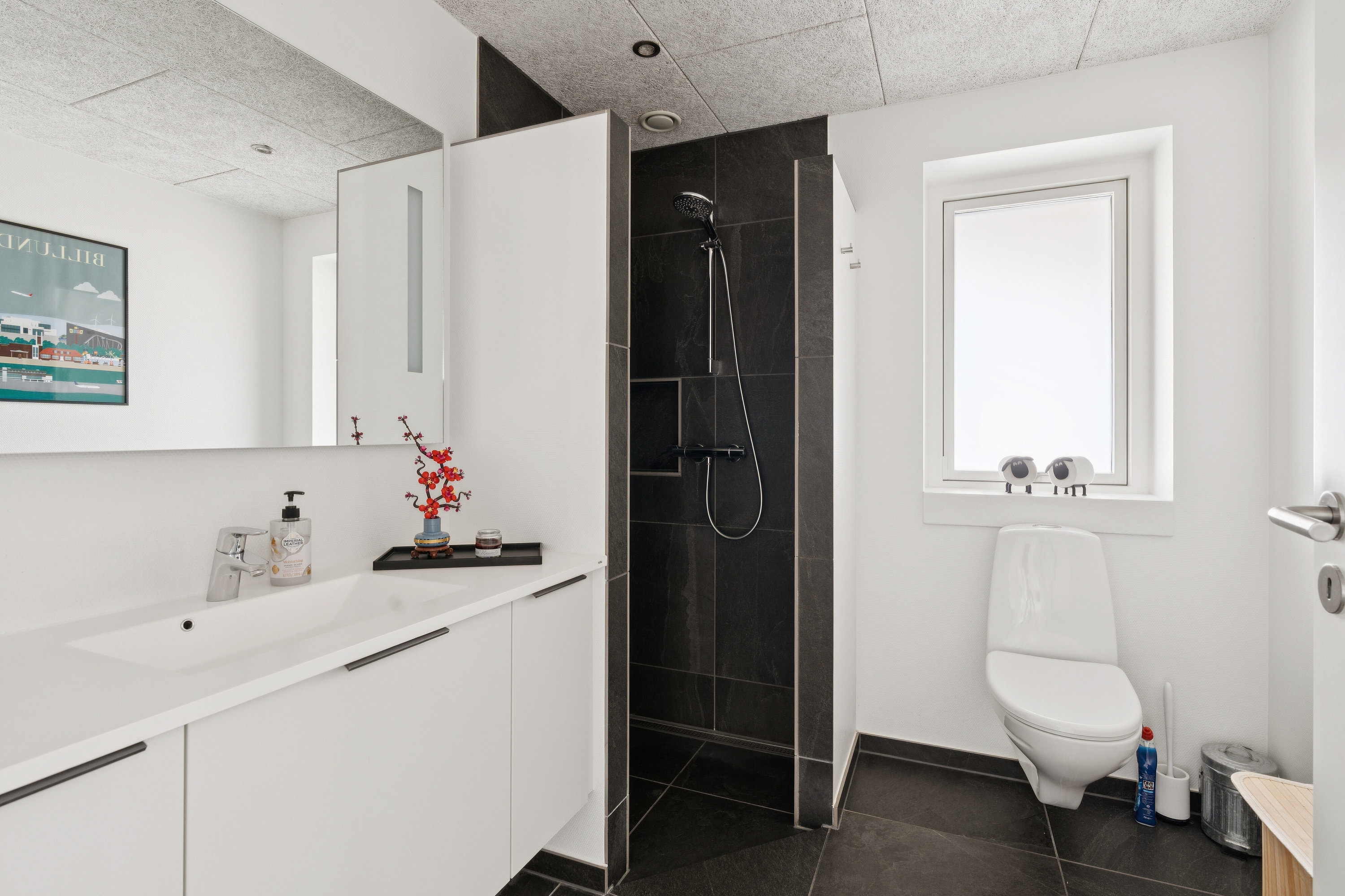 Fremhævet badeværelse billede i fuldskærmstilstand. Billede af Tusindbenet 24, 7190 Billund