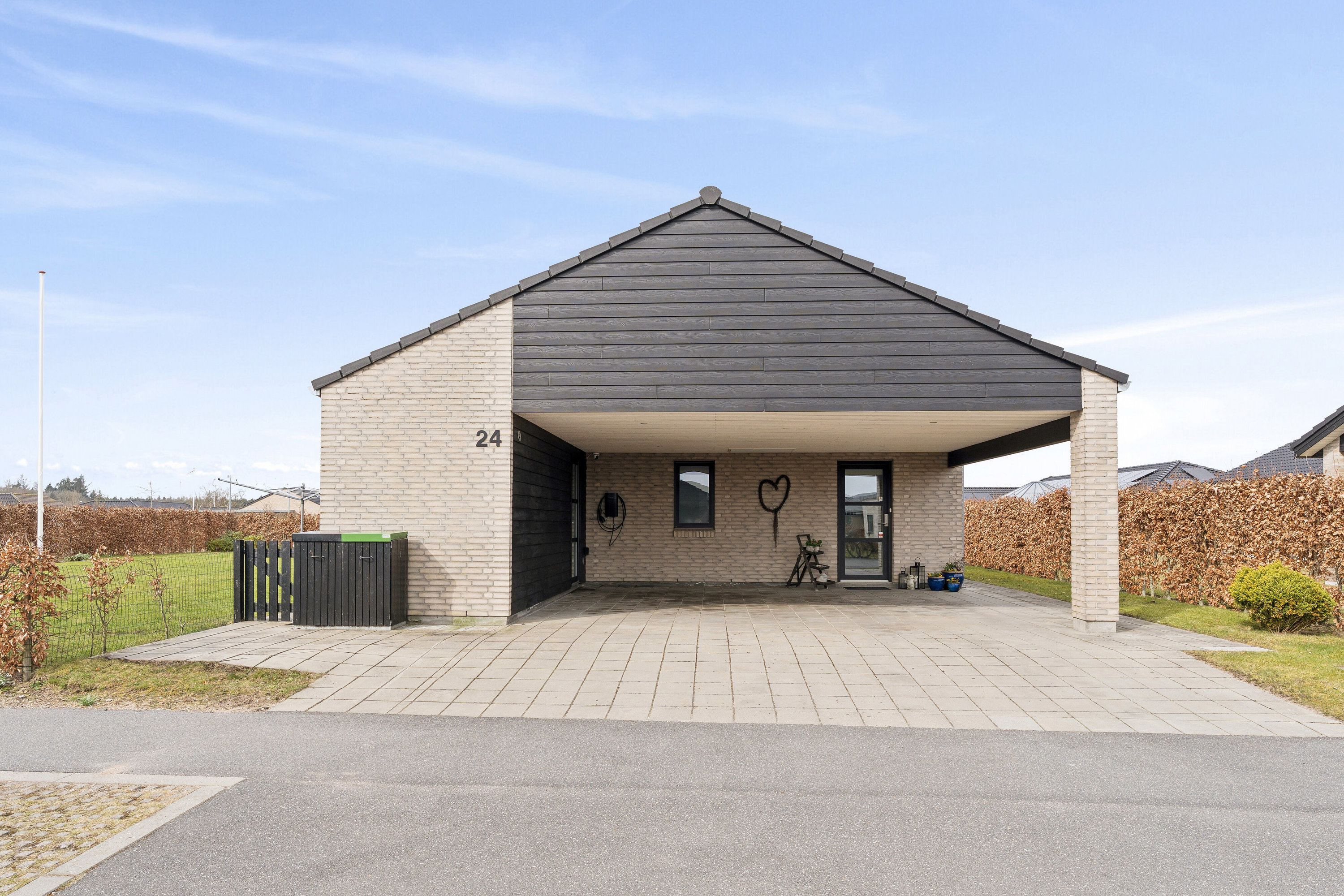 Fremhævet udendørs billede i fuldskærmstilstand. Billede af Tusindbenet 24, 7190 Billund