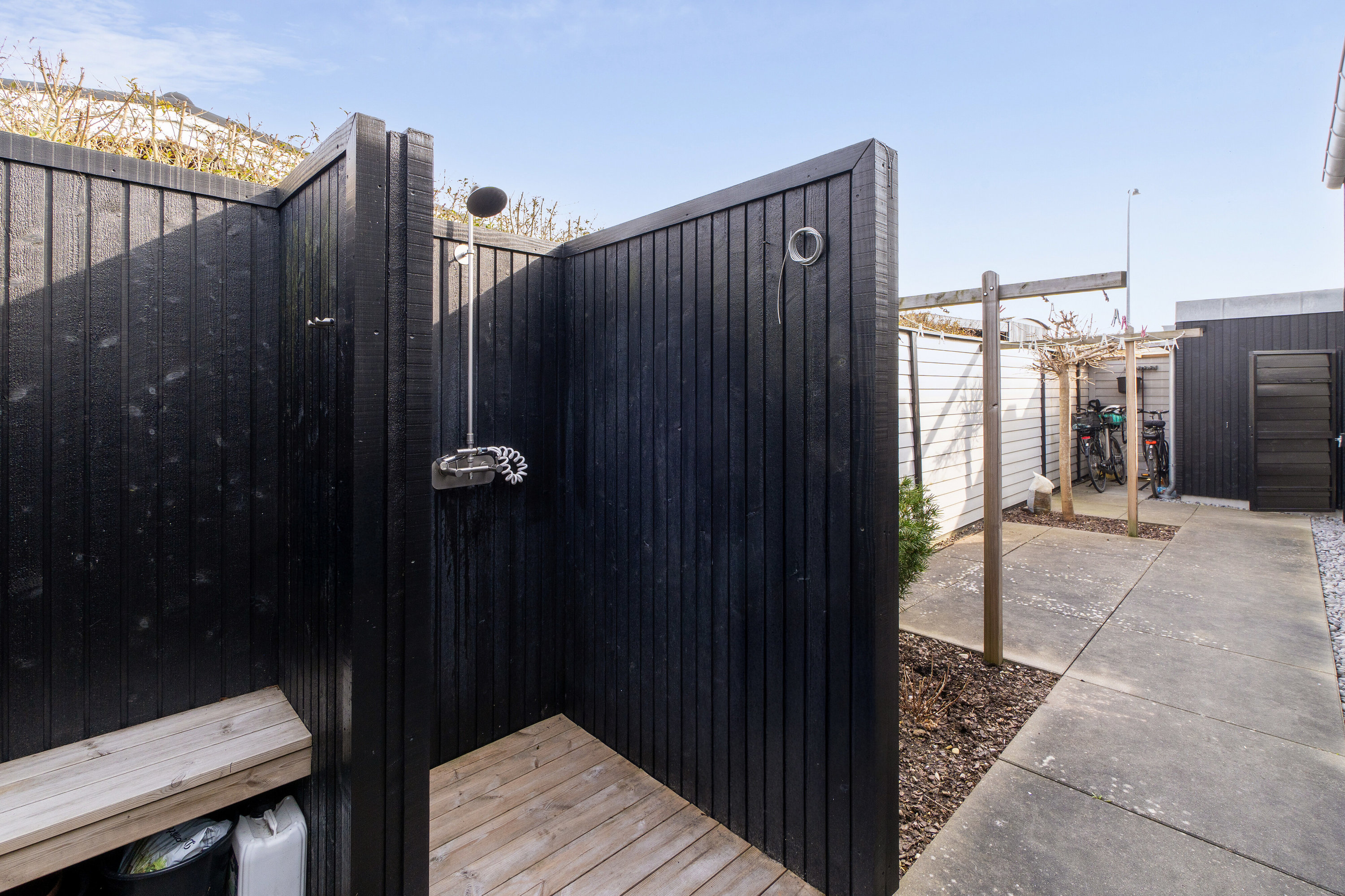 Fremhævet set fra haven billede i fuldskærmstilstand. Billede af Træholmen 14, 2650 Hvidovre