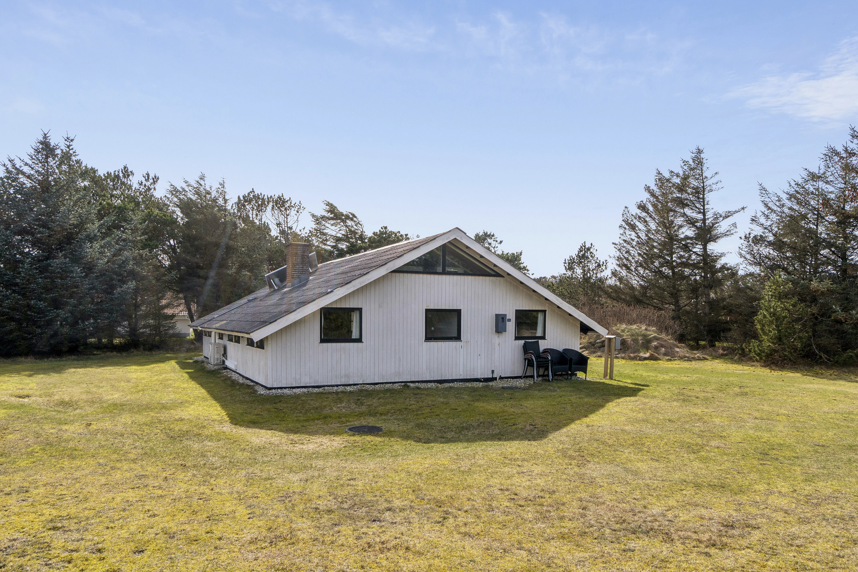 Fremhævet set fra haven billede i fuldskærmstilstand. Billede af Clemmessti 34 + 36, Klitmøller, 7700 Thisted