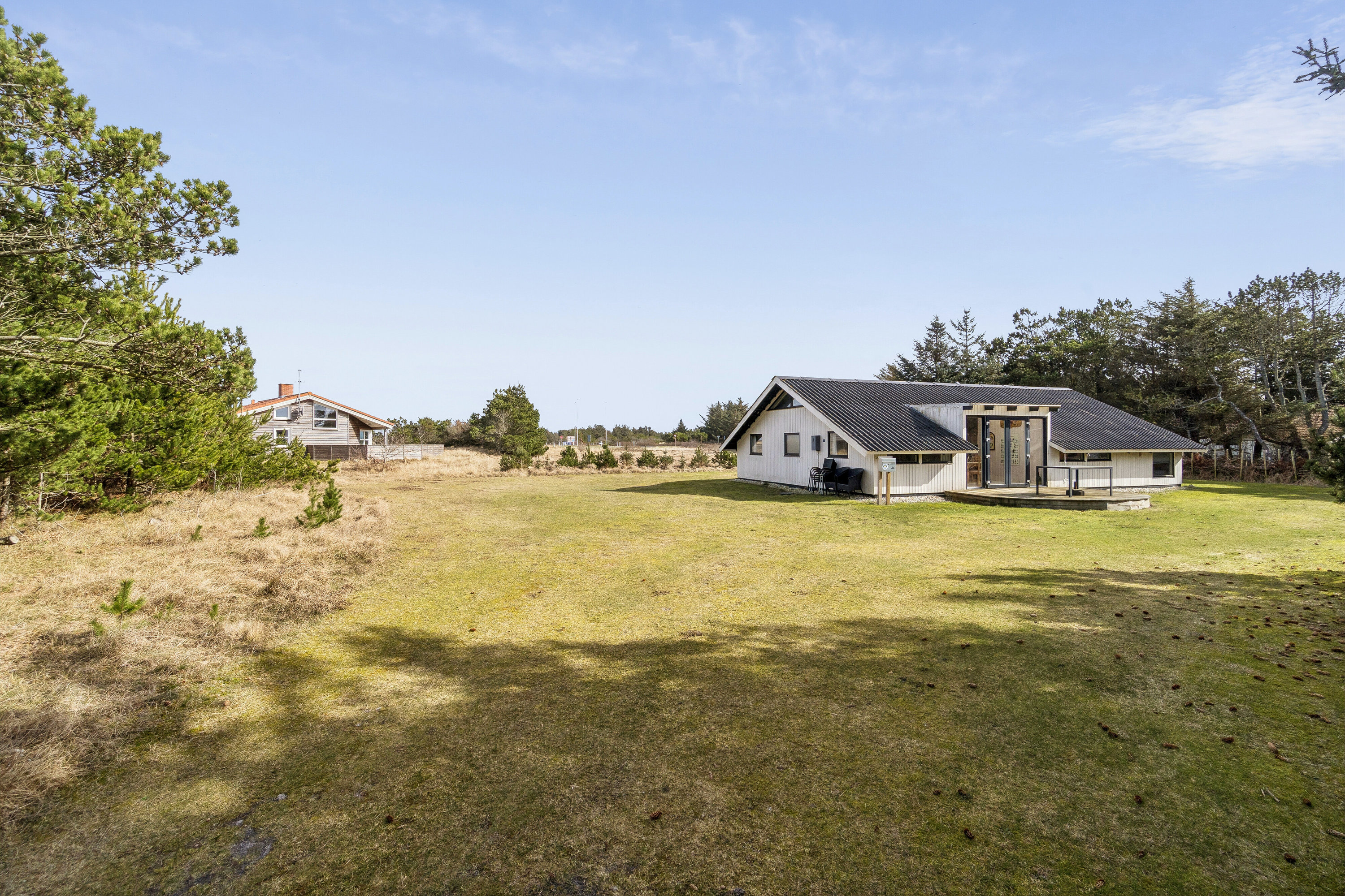 Fremhævet set fra haven billede i fuldskærmstilstand. Billede af Clemmessti 34 + 36, Klitmøller, 7700 Thisted