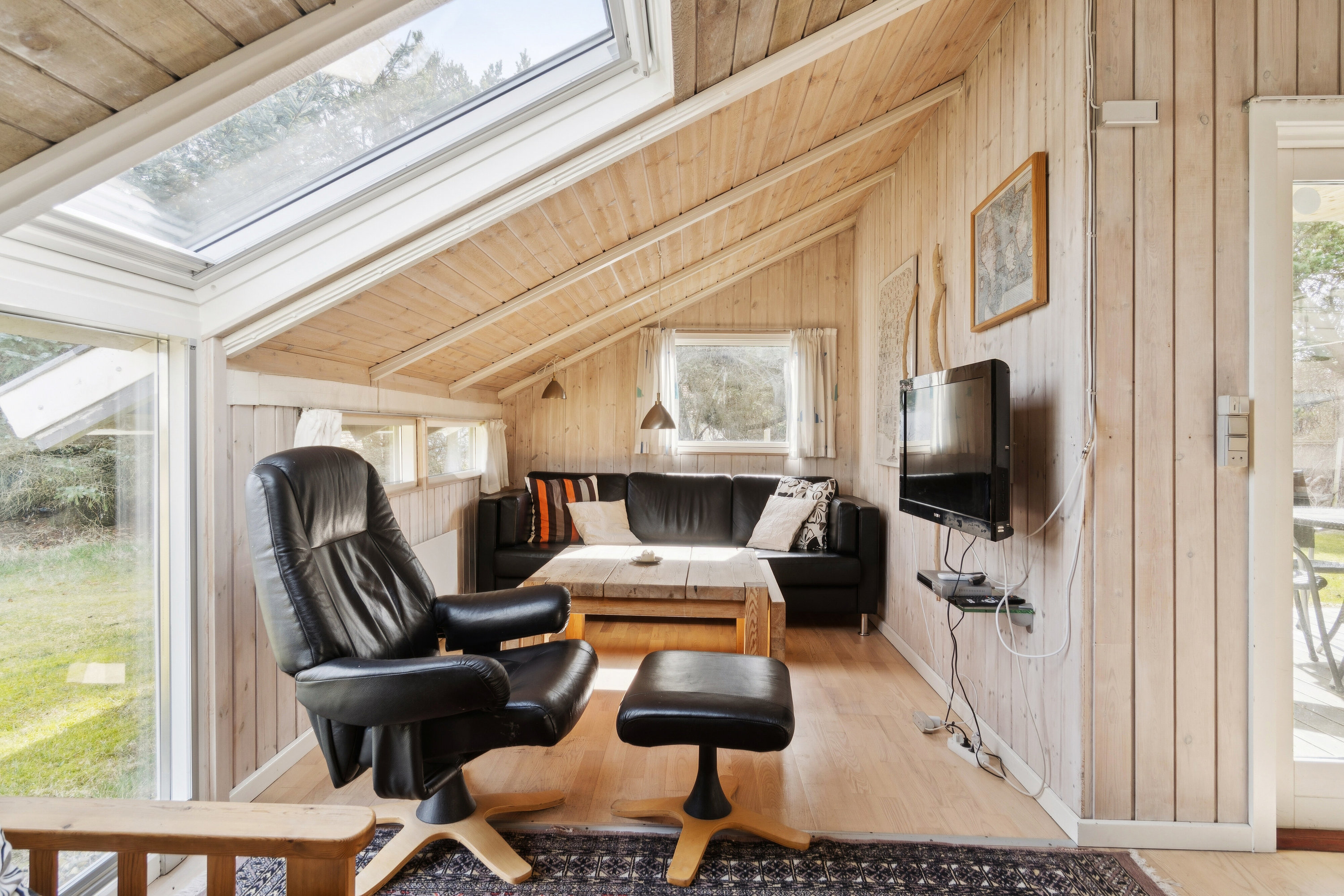 Fremhævet stue billede i fuldskærmstilstand. Billede af Clemmessti 34 + 36, Klitmøller, 7700 Thisted