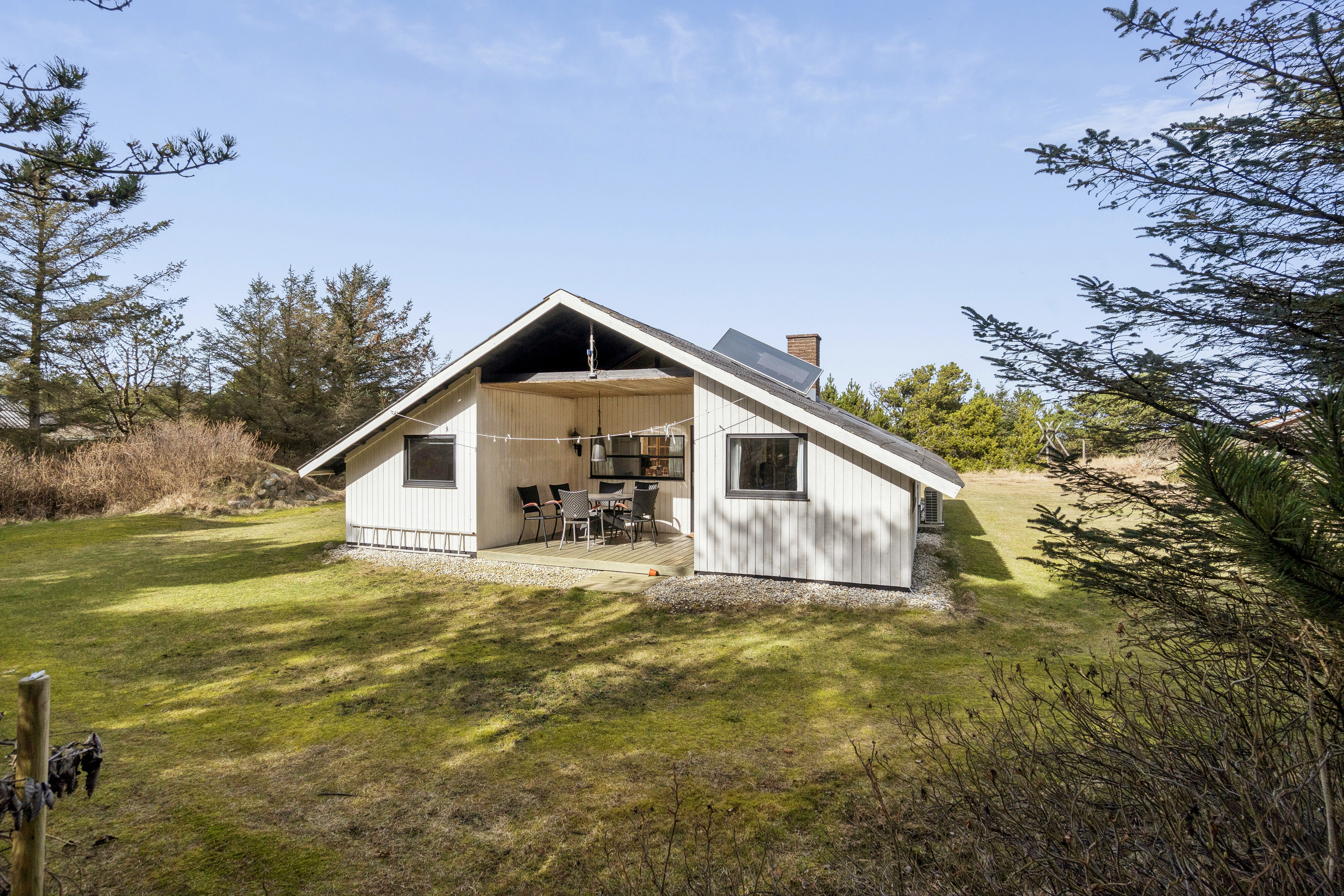 Fremhævet set fra haven billede i fuldskærmstilstand. Billede af Clemmessti 34 + 36, Klitmøller, 7700 Thisted