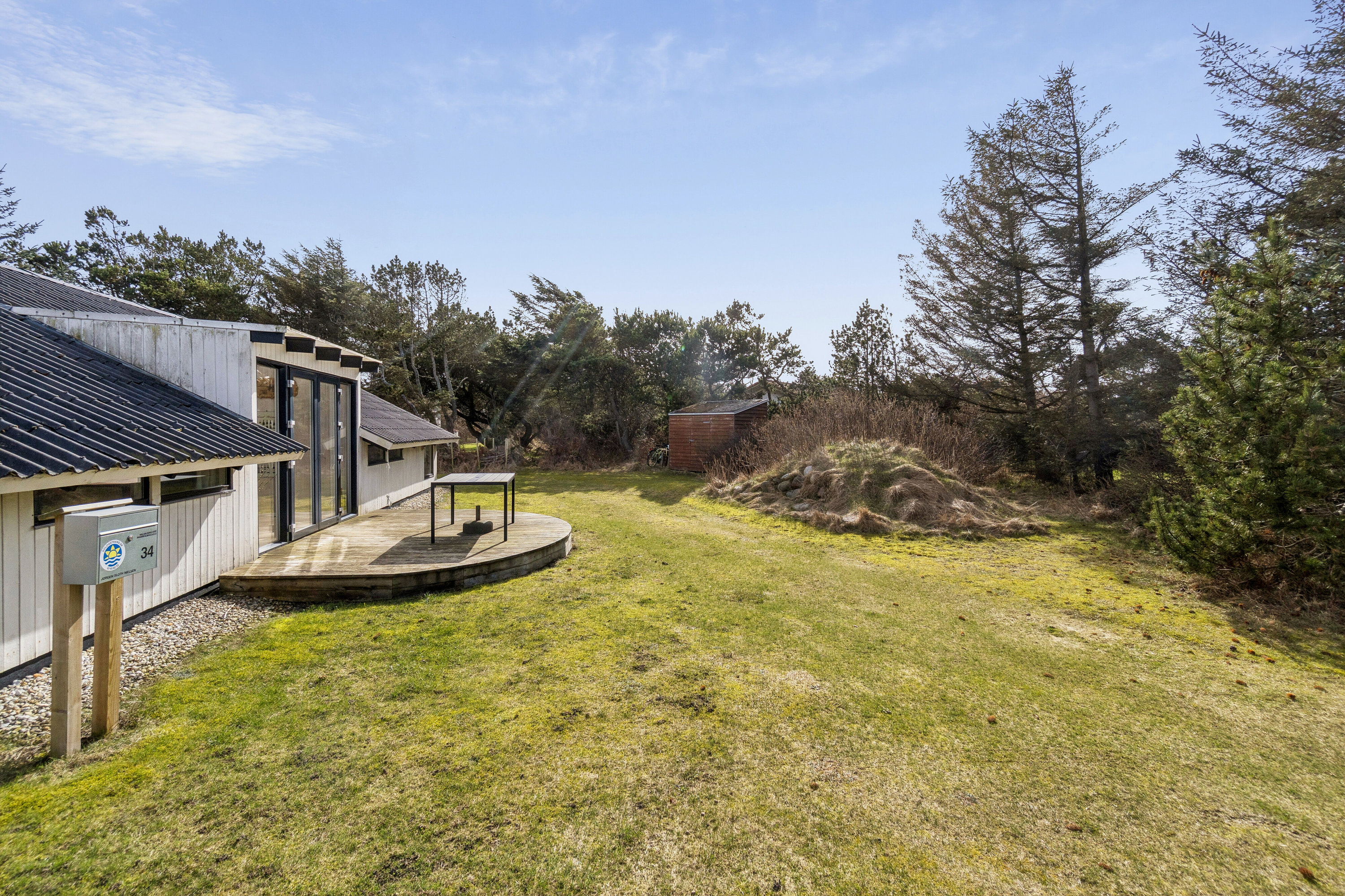 Fremhævet set fra haven billede i fuldskærmstilstand. Billede af Clemmessti 34 + 36, Klitmøller, 7700 Thisted