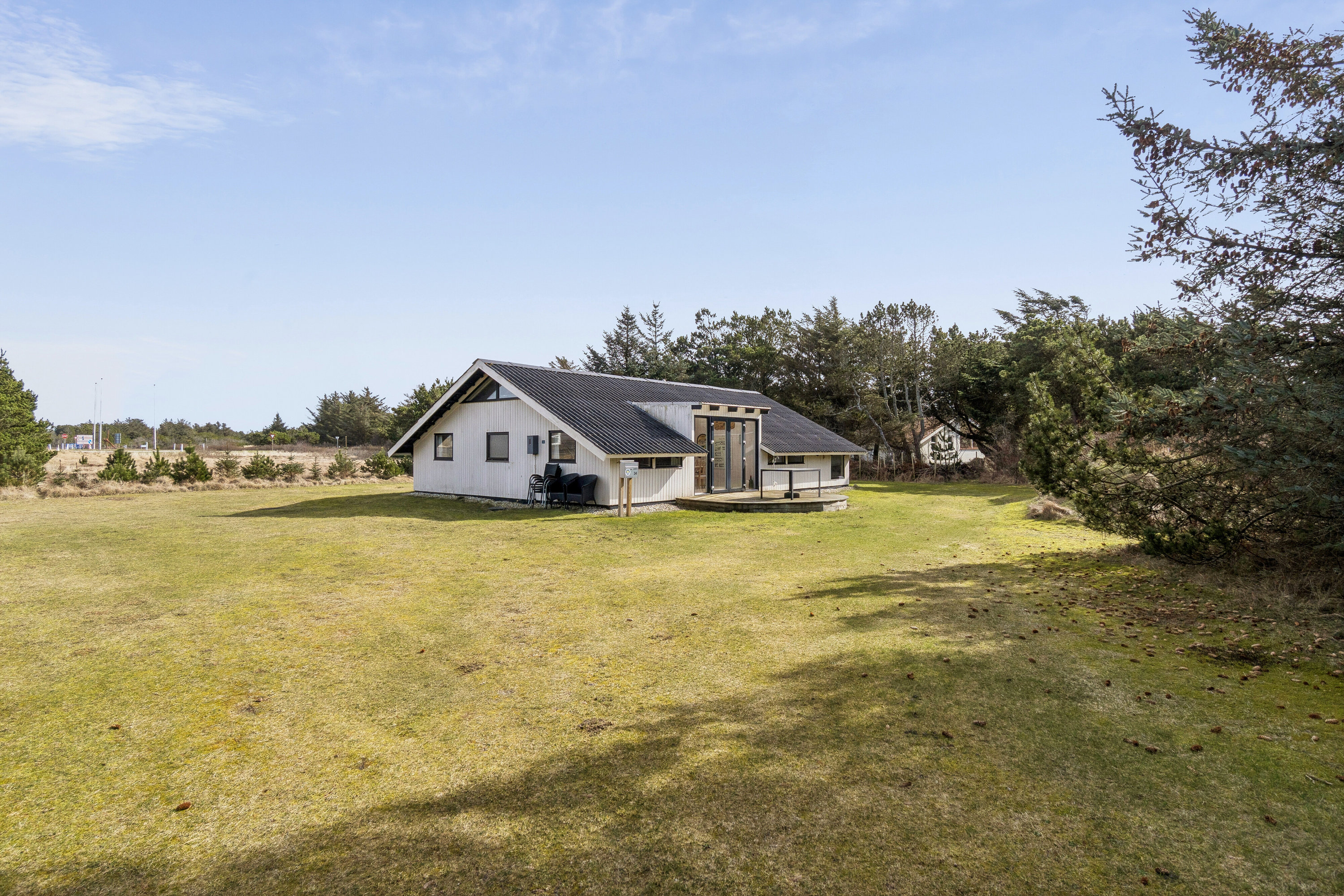 Fremhævet set fra haven billede i fuldskærmstilstand. Billede af Clemmessti 34 + 36, Klitmøller, 7700 Thisted