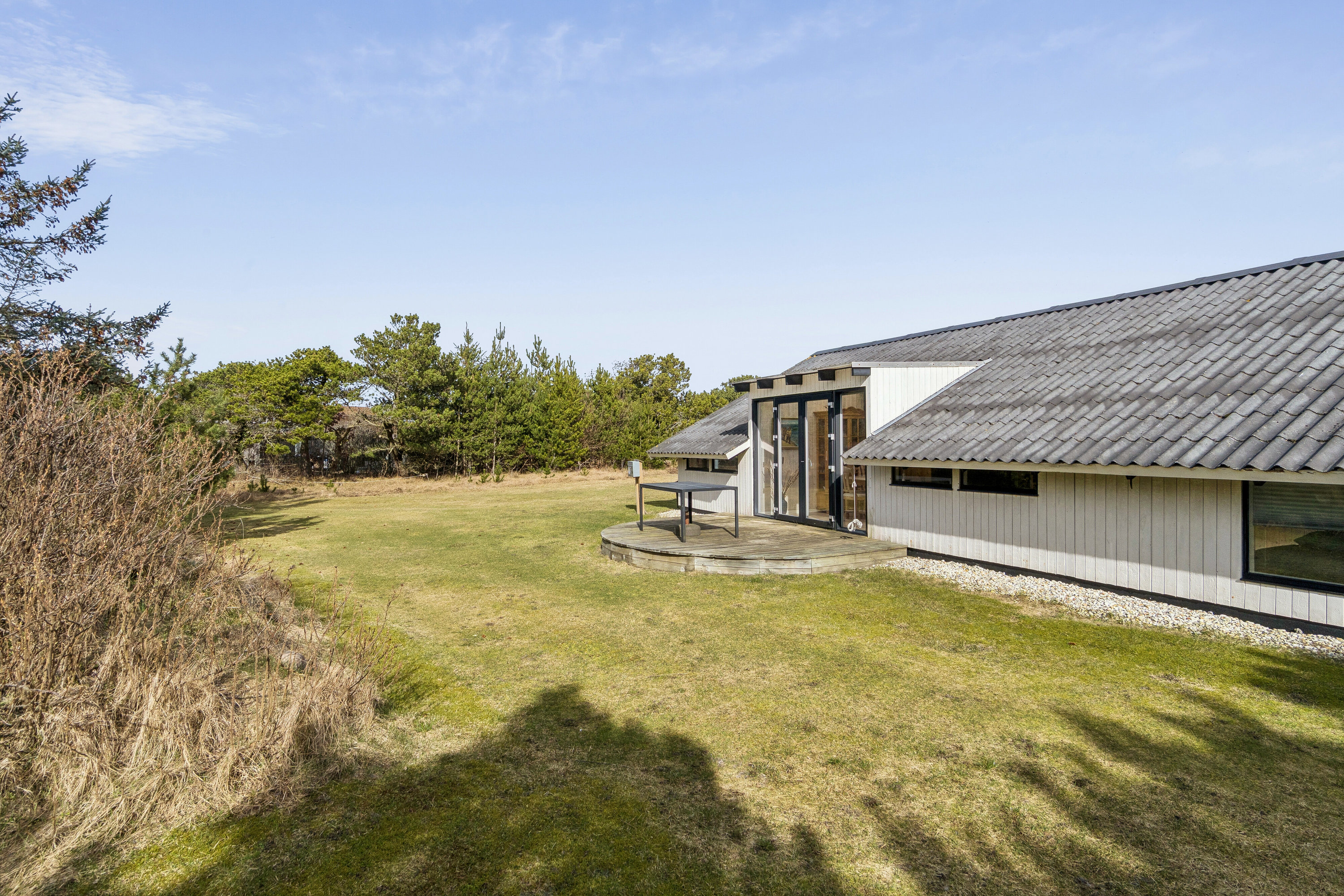 Fremhævet set fra haven billede i fuldskærmstilstand. Billede af Clemmessti 34 + 36, Klitmøller, 7700 Thisted