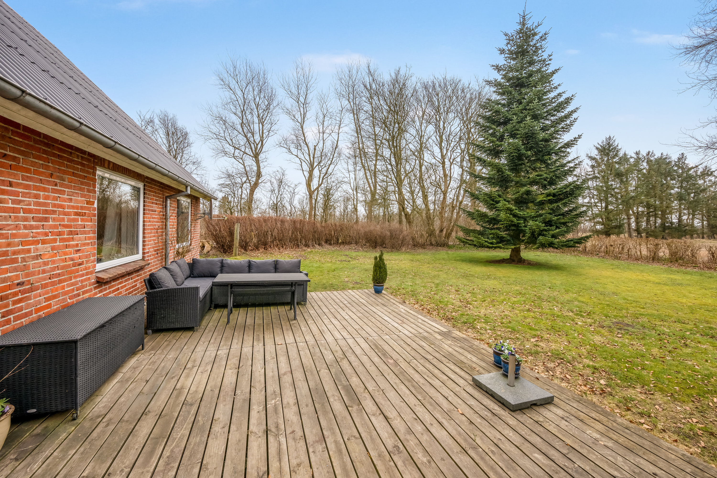 Fremhævet terrasse billede i fuldskærmstilstand. Billede af Astrupvej 1, Hee, 6950 Ringkøbing