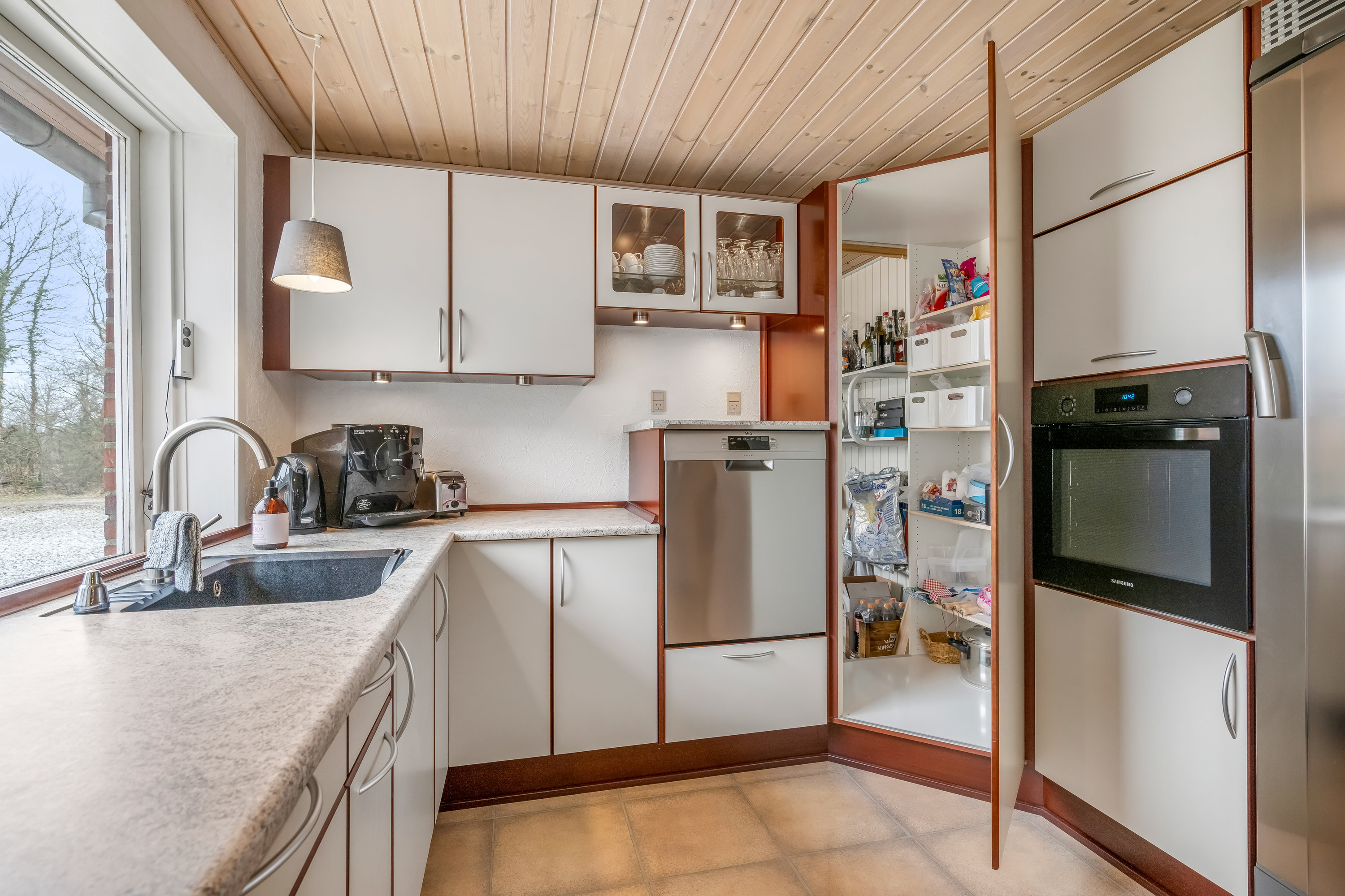 Fremhævet køkken billede i fuldskærmstilstand. Billede af Astrupvej 1, Hee, 6950 Ringkøbing