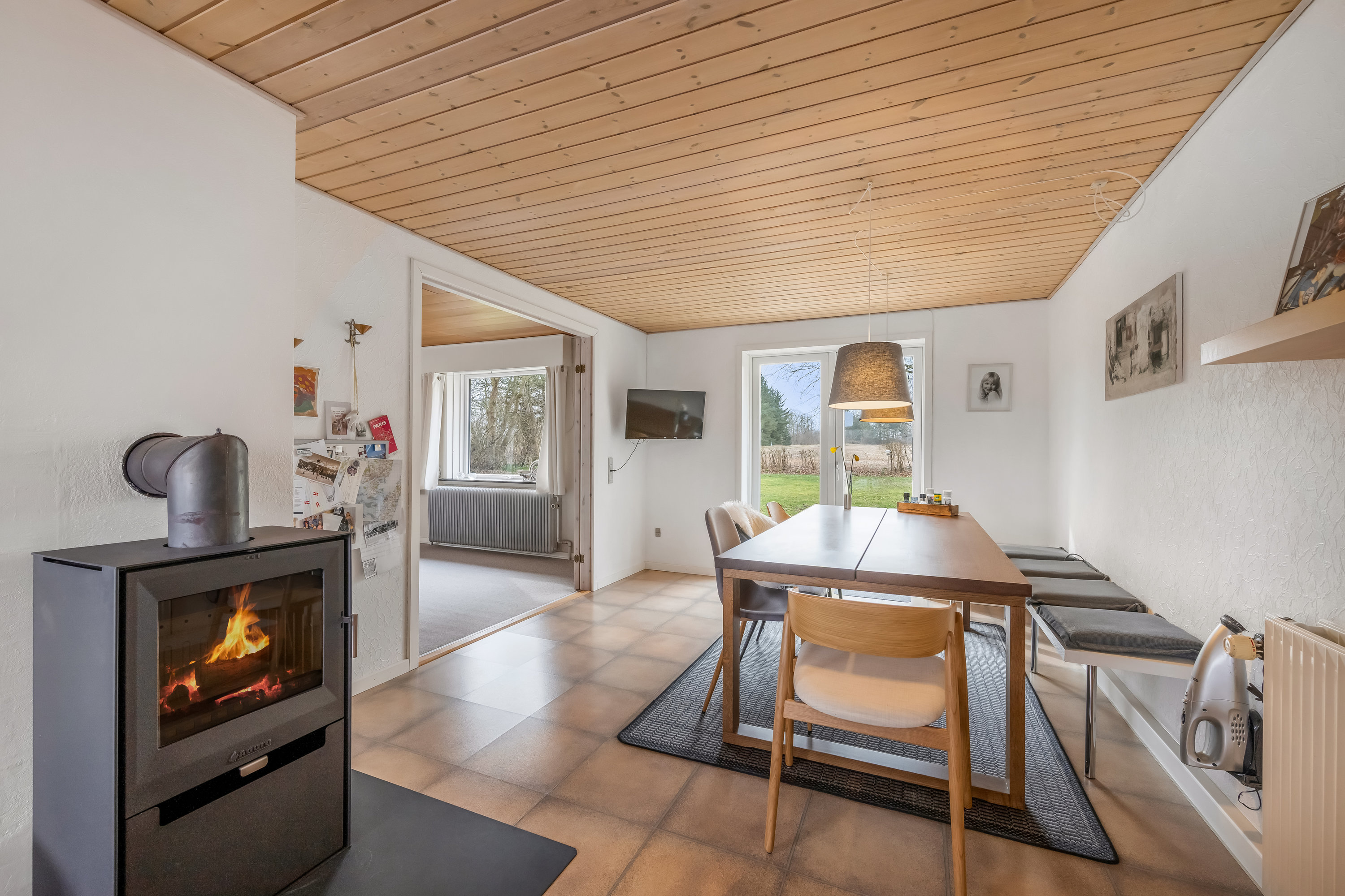 Fremhævet stue billede i fuldskærmstilstand. Billede af Astrupvej 1, Hee, 6950 Ringkøbing