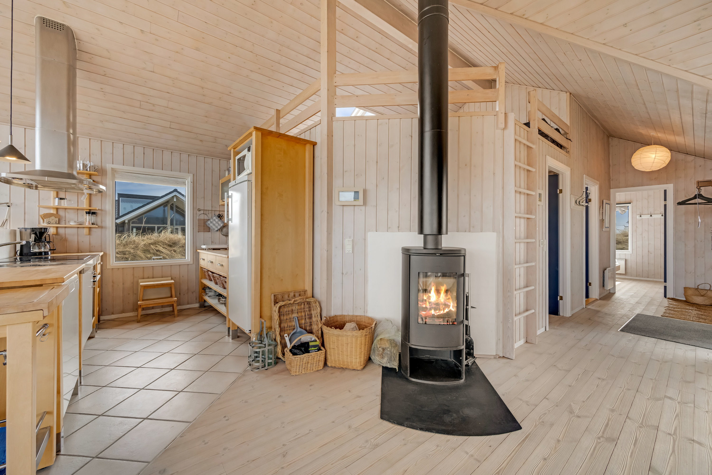 Fremhævet stue billede i fuldskærmstilstand. Billede af Arvidvej 62, Bjerregaard, 6960 Hvide Sande