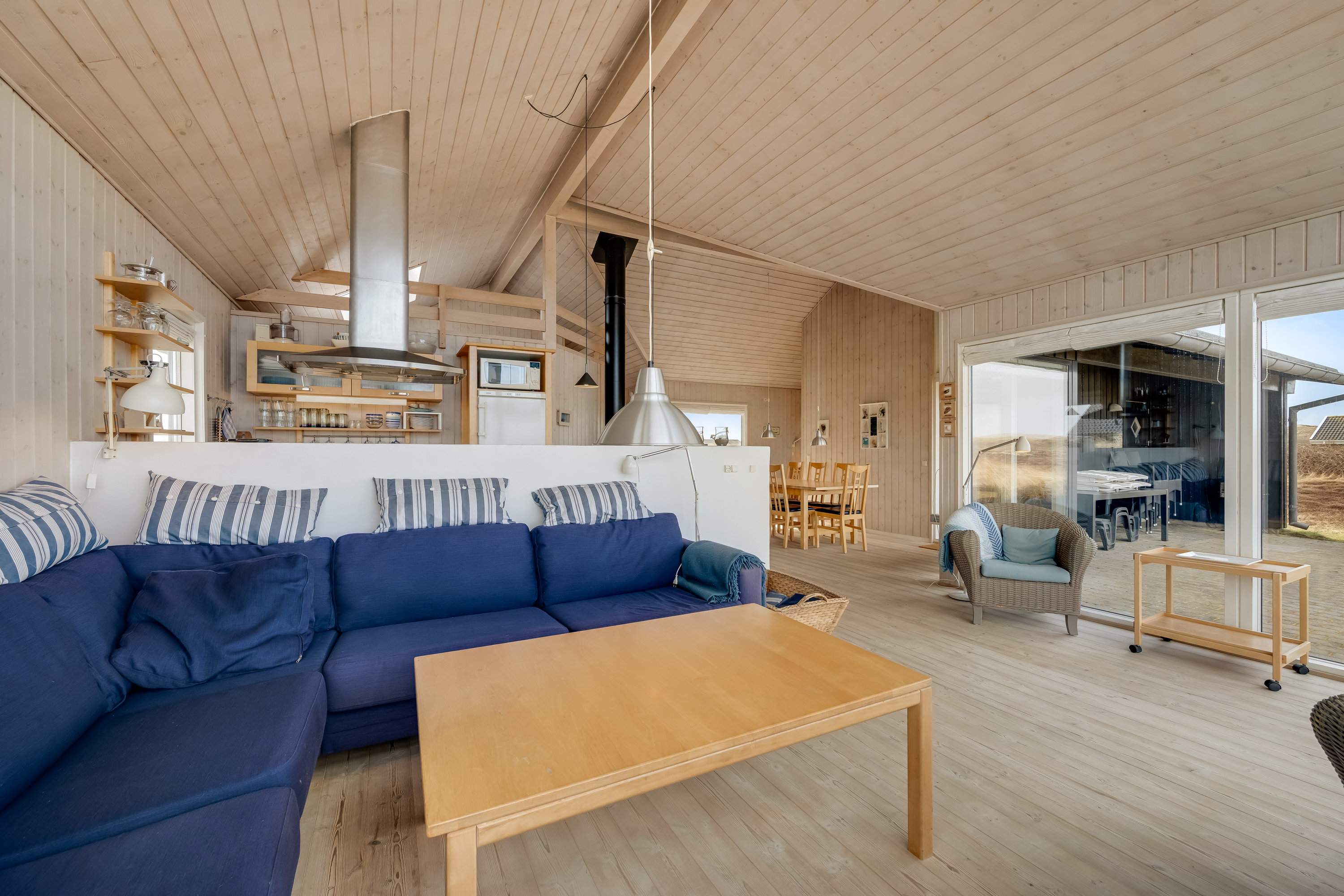 Fremhævet stue billede i fuldskærmstilstand. Billede af Arvidvej 62, Bjerregaard, 6960 Hvide Sande