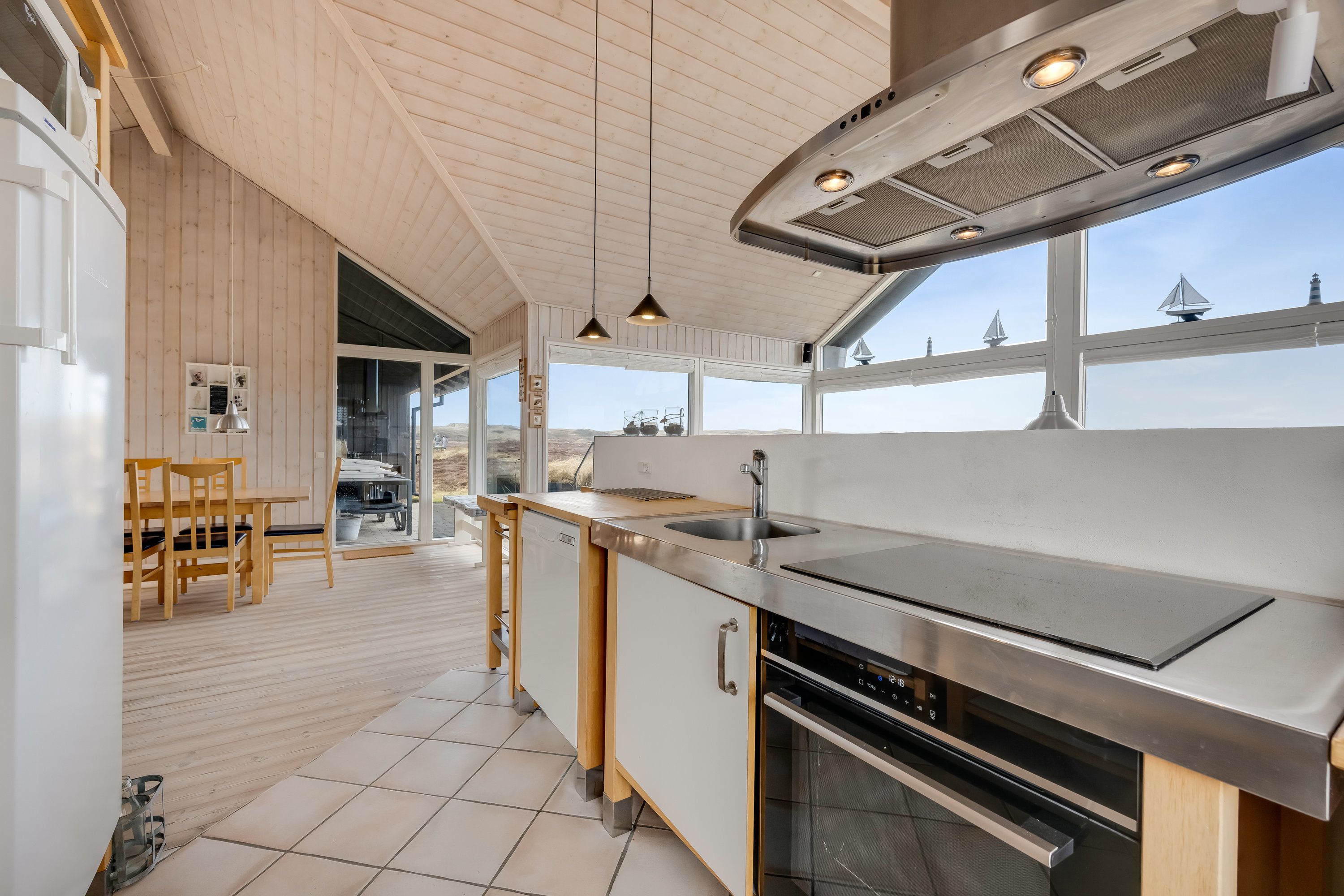 Fremhævet køkken billede i fuldskærmstilstand. Billede af Arvidvej 62, Bjerregaard, 6960 Hvide Sande